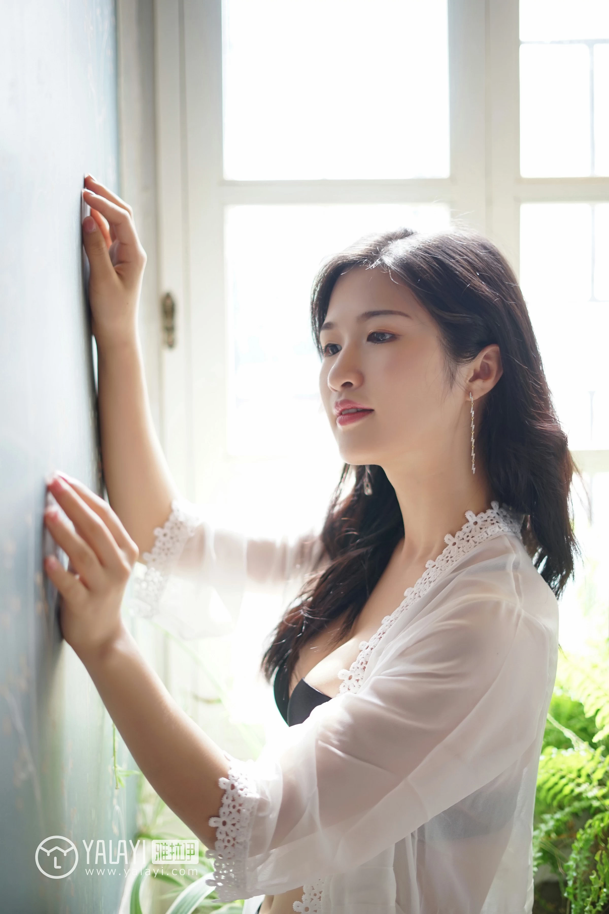 [YALAYI雅拉伊]NO.038 无声演奏 塔塔 白色吊带连衣裙与透视蕾丝睡衣加黑色内衣性感私房写真集第9张