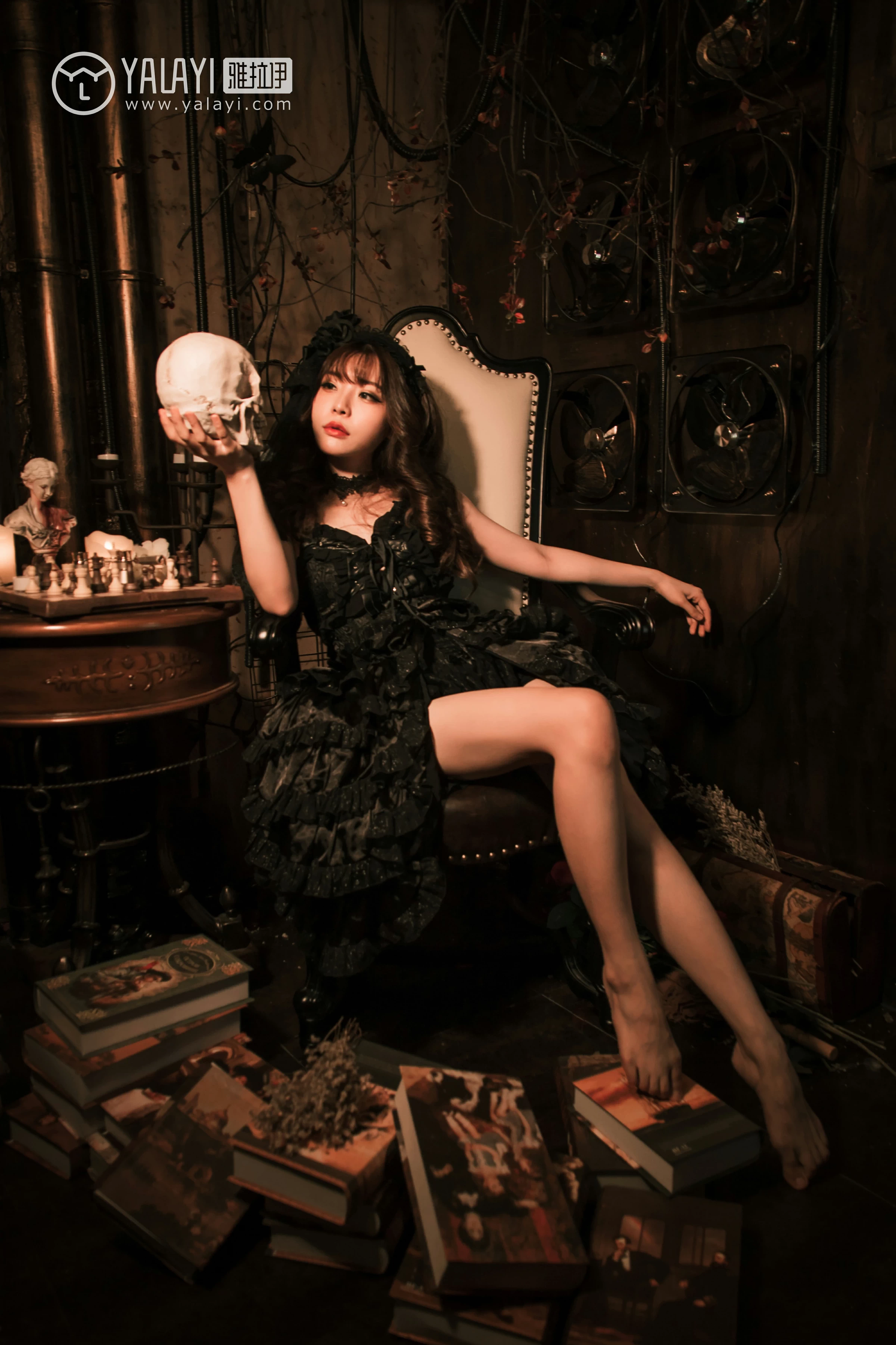 [YALAYI雅拉伊]NO.046 洛丽塔 阳阳 黑色抹胸塑身连衣裙性感私房写真集第1张