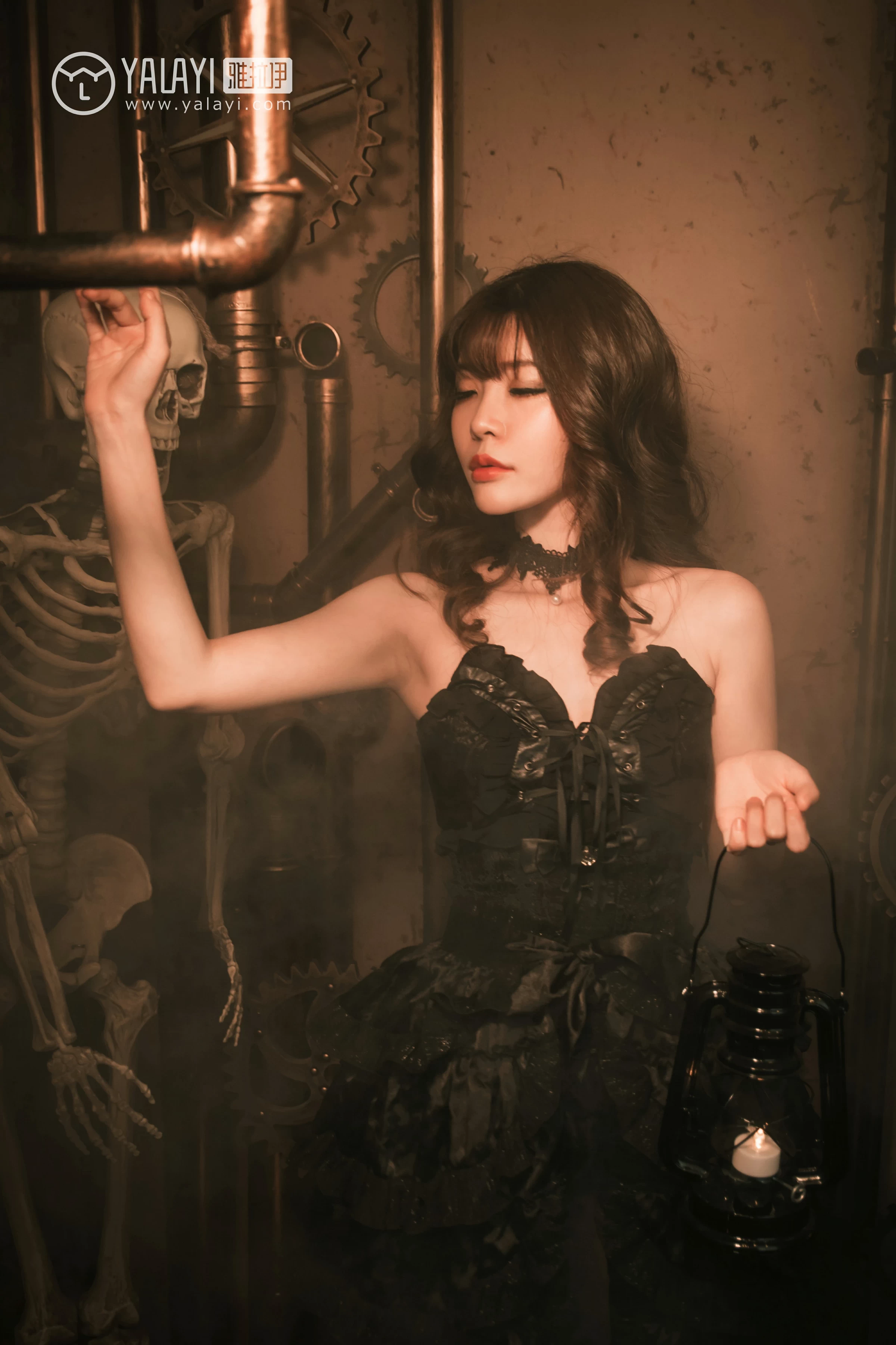 [YALAYI雅拉伊]NO.046 洛丽塔 阳阳 黑色抹胸塑身连衣裙性感私房写真集第10张