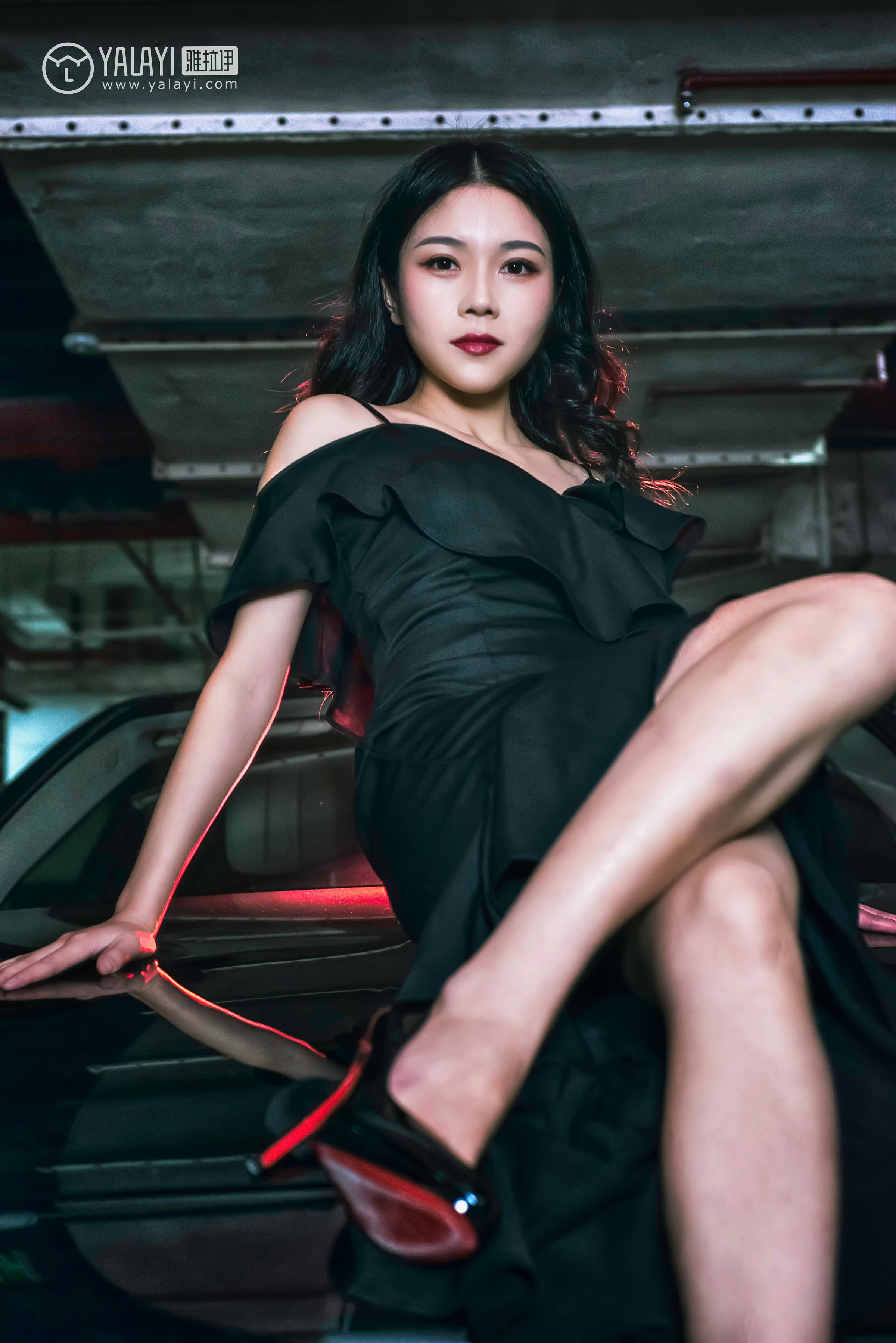 [YALAYI雅拉伊]NO.050 如野 莉莉 黑色外套加吊带连身礼裙性感私房写真集第4张