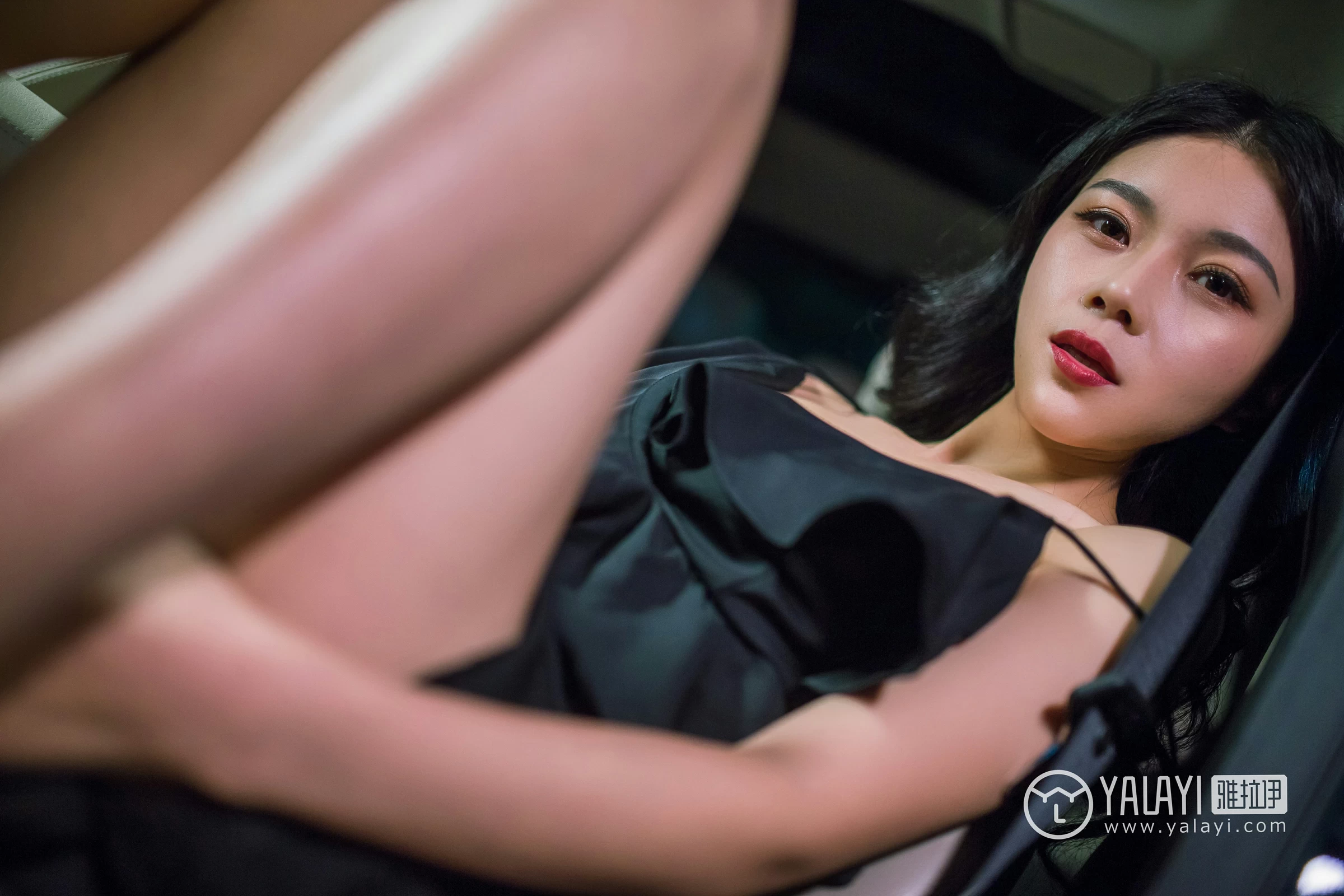 [YALAYI雅拉伊]NO.050 如野 莉莉 黑色外套加吊带连身礼裙性感私房写真集第13张