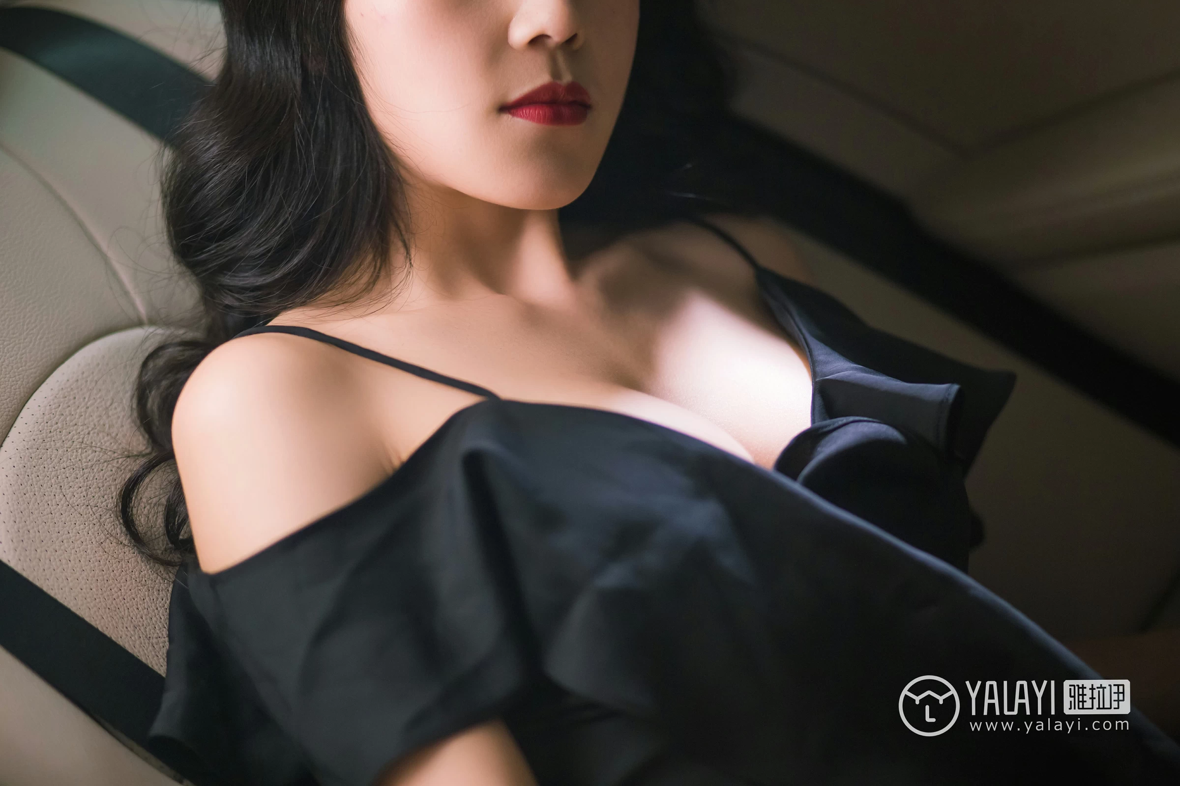 [YALAYI雅拉伊]NO.050 如野 莉莉 黑色外套加吊带连身礼裙性感私房写真集第17张