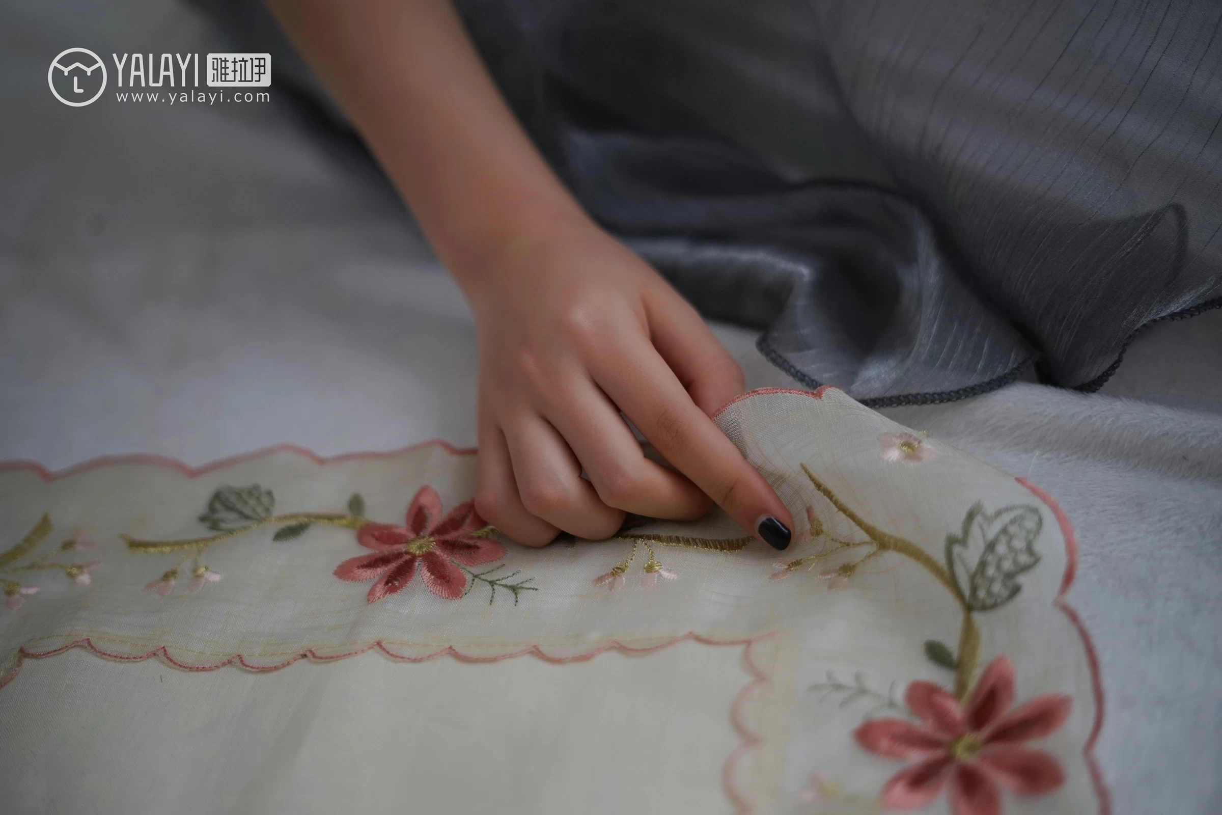 [YALAYI雅拉伊]NO.057 信 严冰冰 黑色蕾丝背心加短裤与吊带连衣裙性感私房写真集第2张