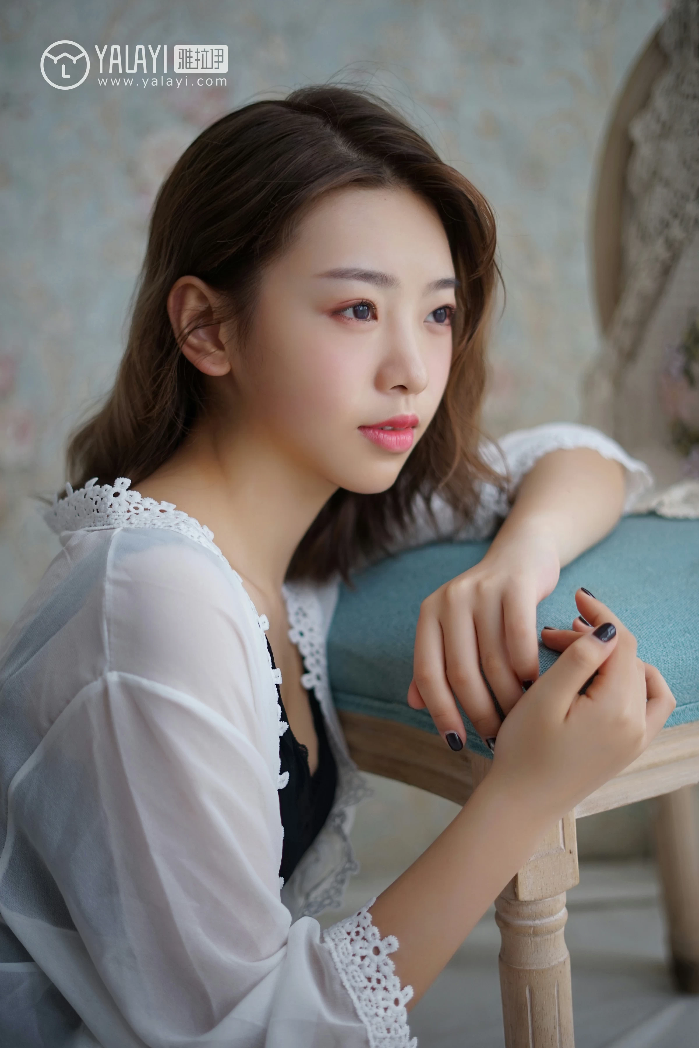 [YALAYI雅拉伊]NO.057 信 严冰冰 黑色蕾丝背心加短裤与吊带连衣裙性感私房写真集第6张