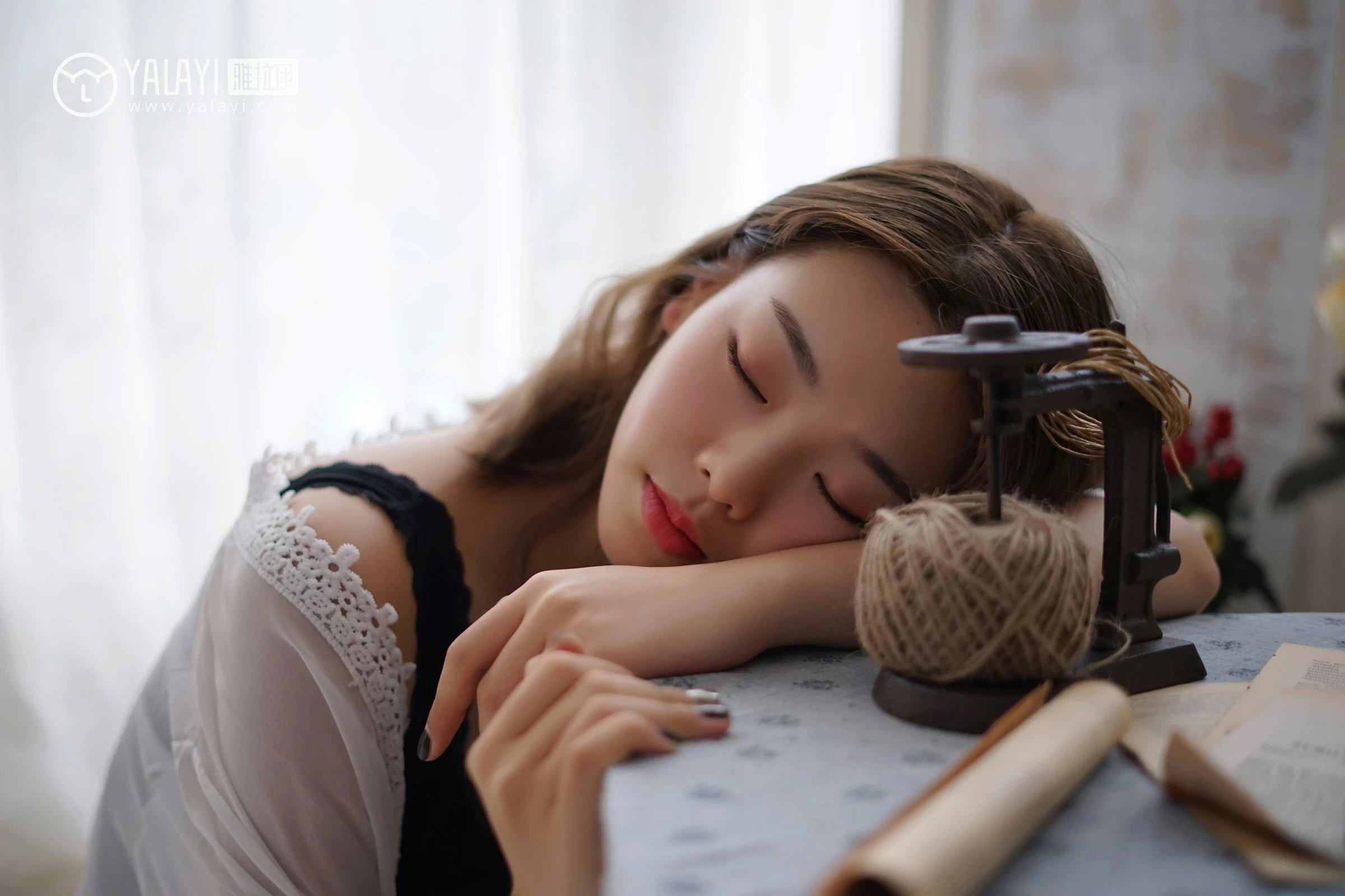 [YALAYI雅拉伊]NO.057 信 严冰冰 黑色蕾丝背心加短裤与吊带连衣裙性感私房写真集第11张