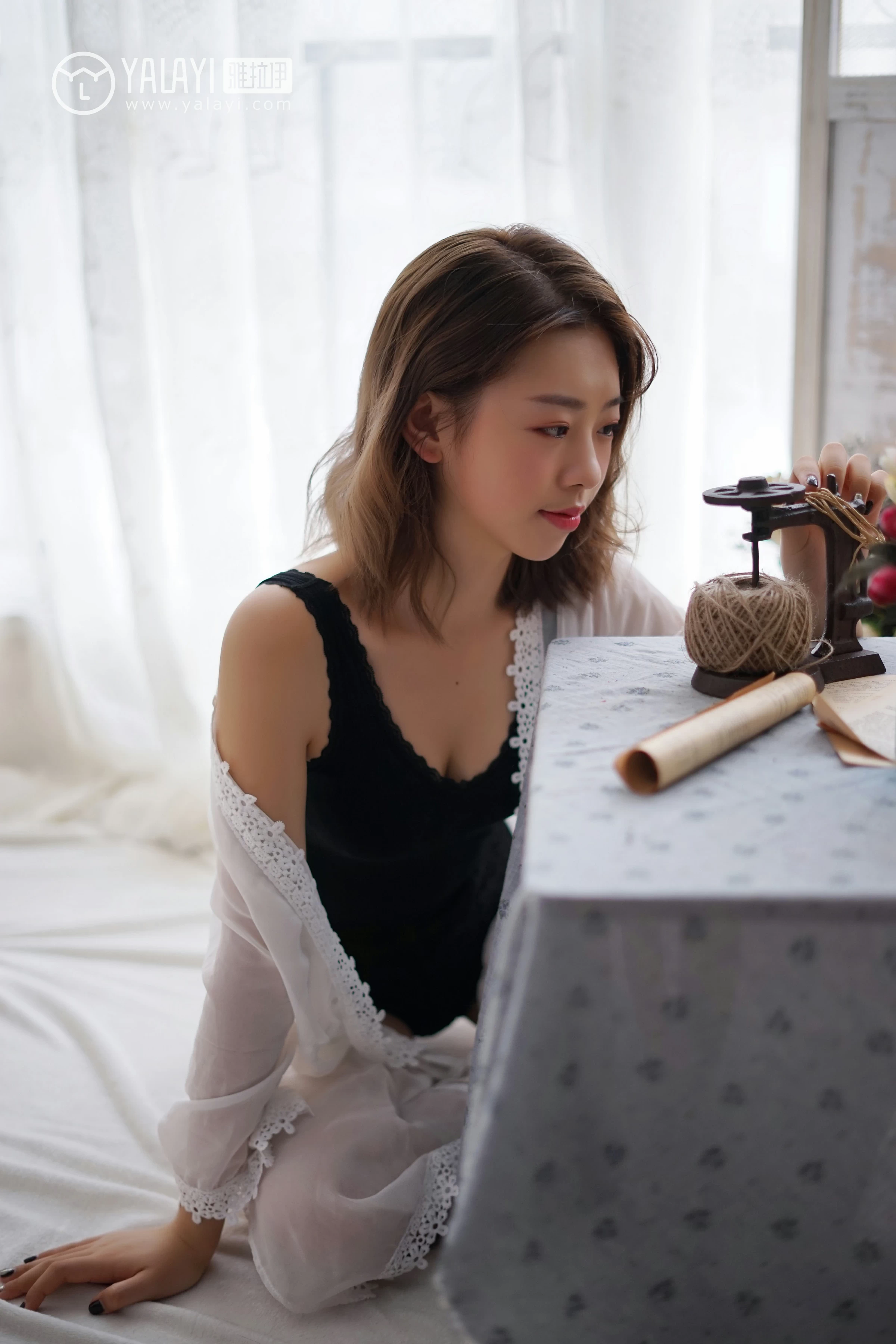 [YALAYI雅拉伊]NO.057 信 严冰冰 黑色蕾丝背心加短裤与吊带连衣裙性感私房写真集第11张