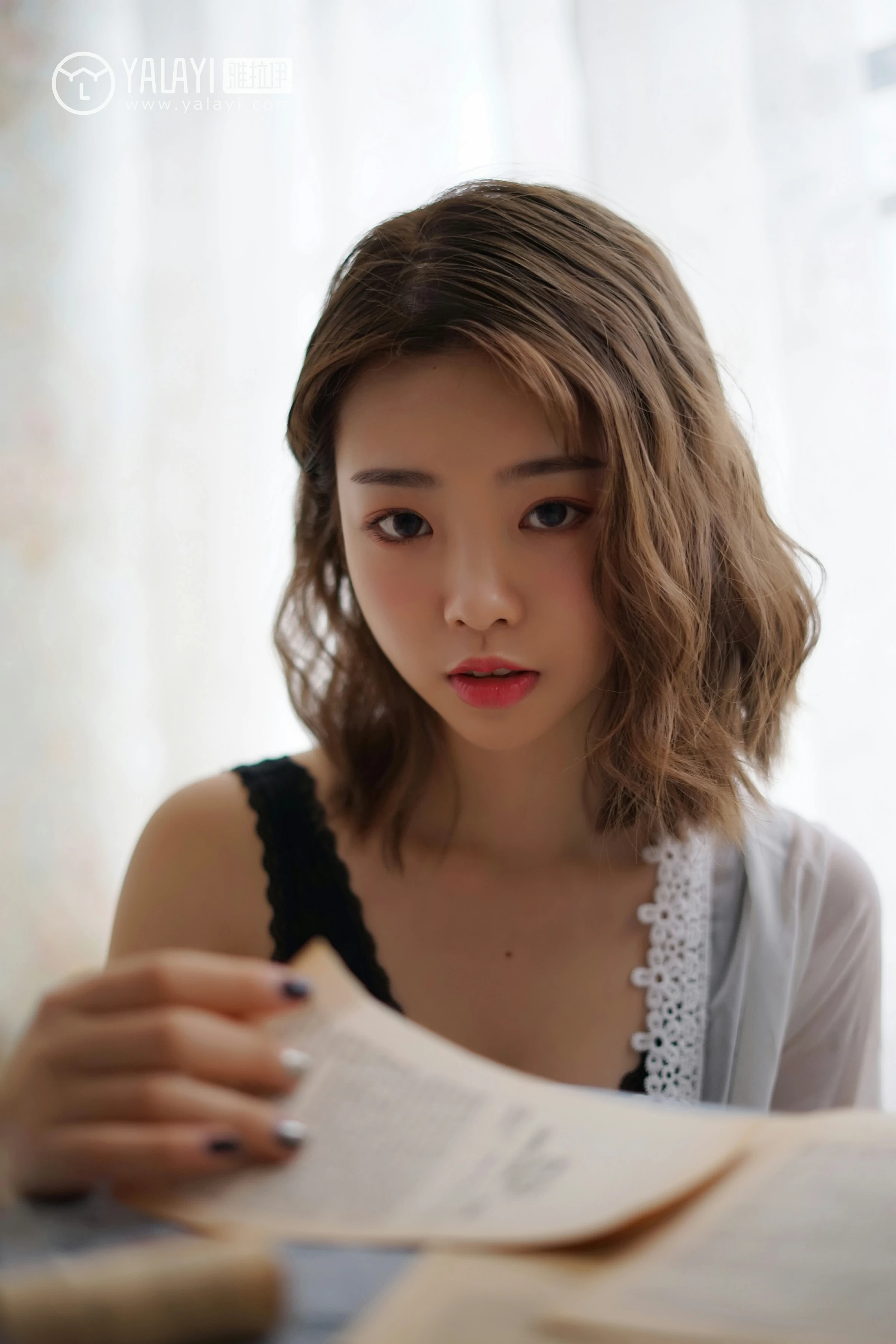 [YALAYI雅拉伊]NO.057 信 严冰冰 黑色蕾丝背心加短裤与吊带连衣裙性感私房写真集第12张