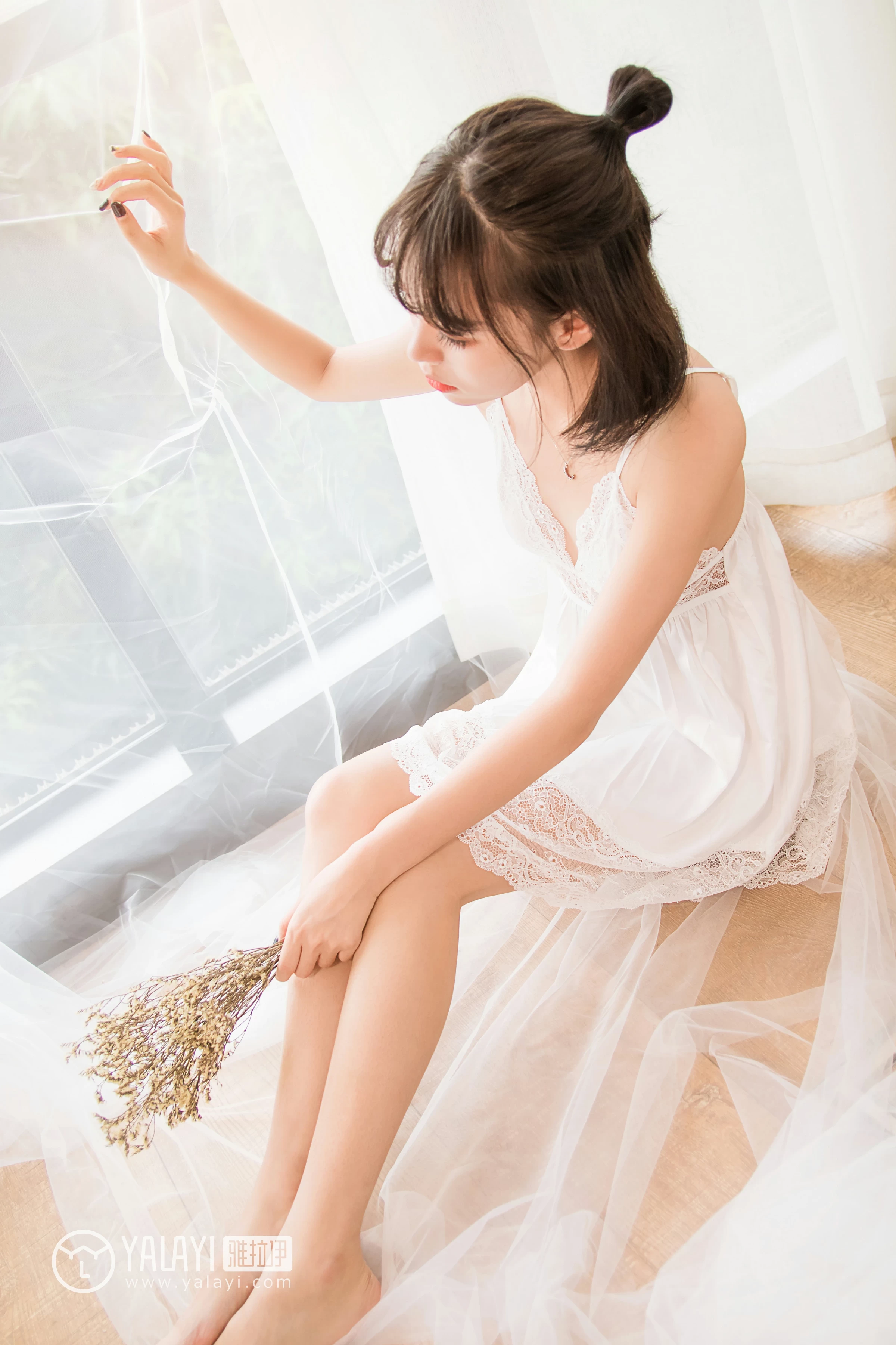 [YALAYI雅拉伊]NO.063 早晨 小杨 白色透视蕾丝连衣裙性感私房写真集第3张