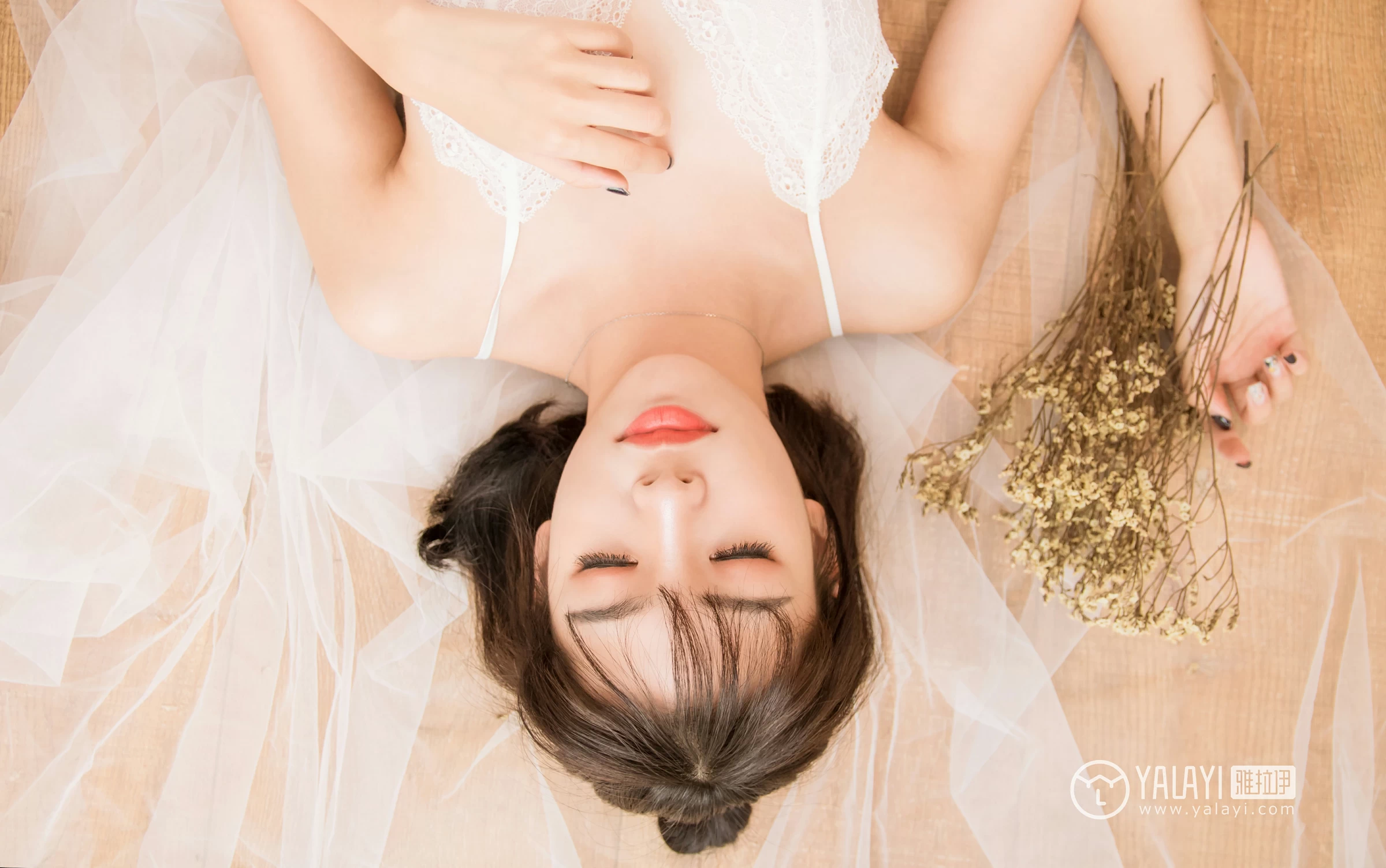 [YALAYI雅拉伊]NO.063 早晨 小杨 白色透视蕾丝连衣裙性感私房写真集第6张