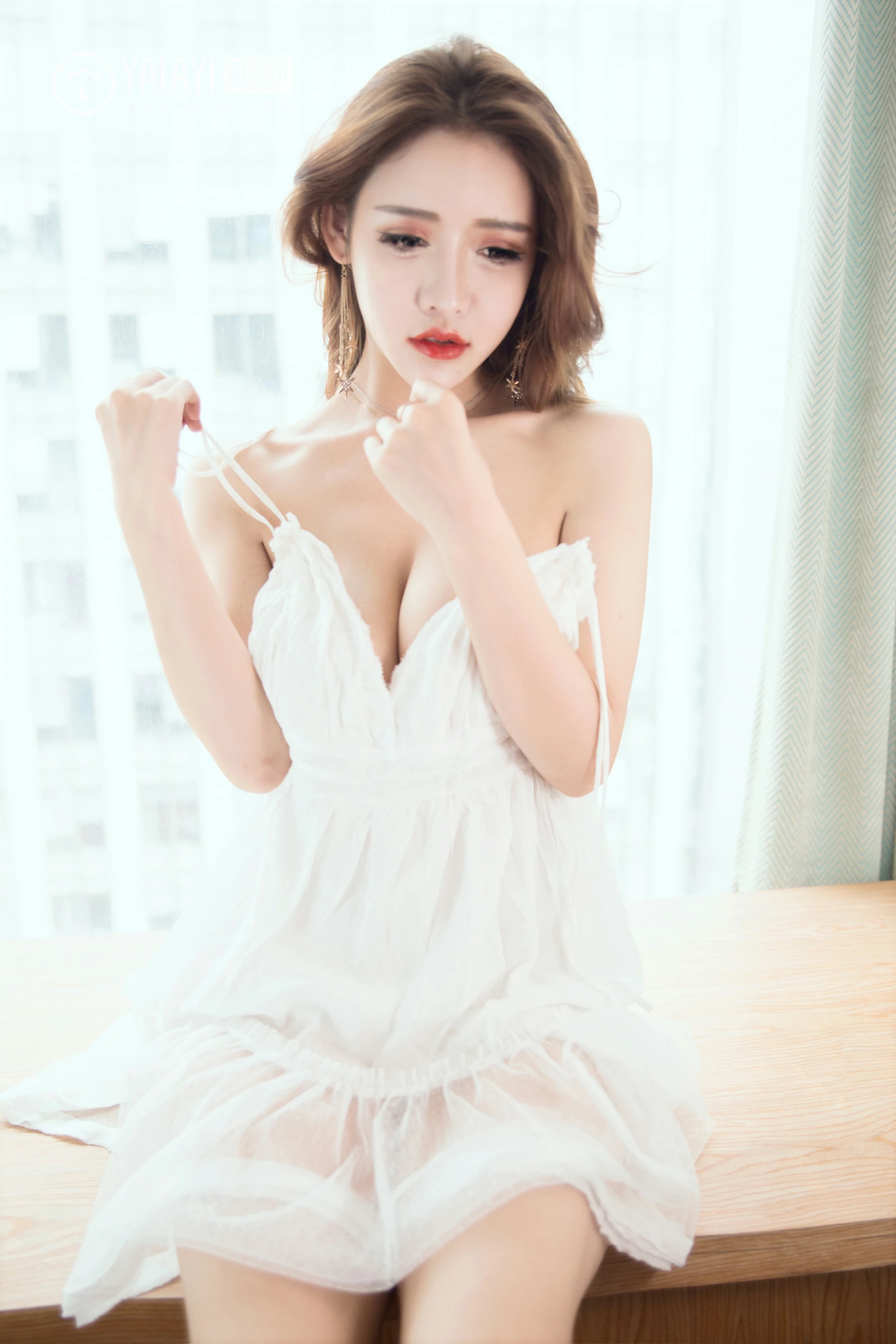 [YALAYI雅拉伊]NO.066 梦中人 娜娜 吊带连衣裙与白色短袖加牛仔热裤性感私房写真集第10张