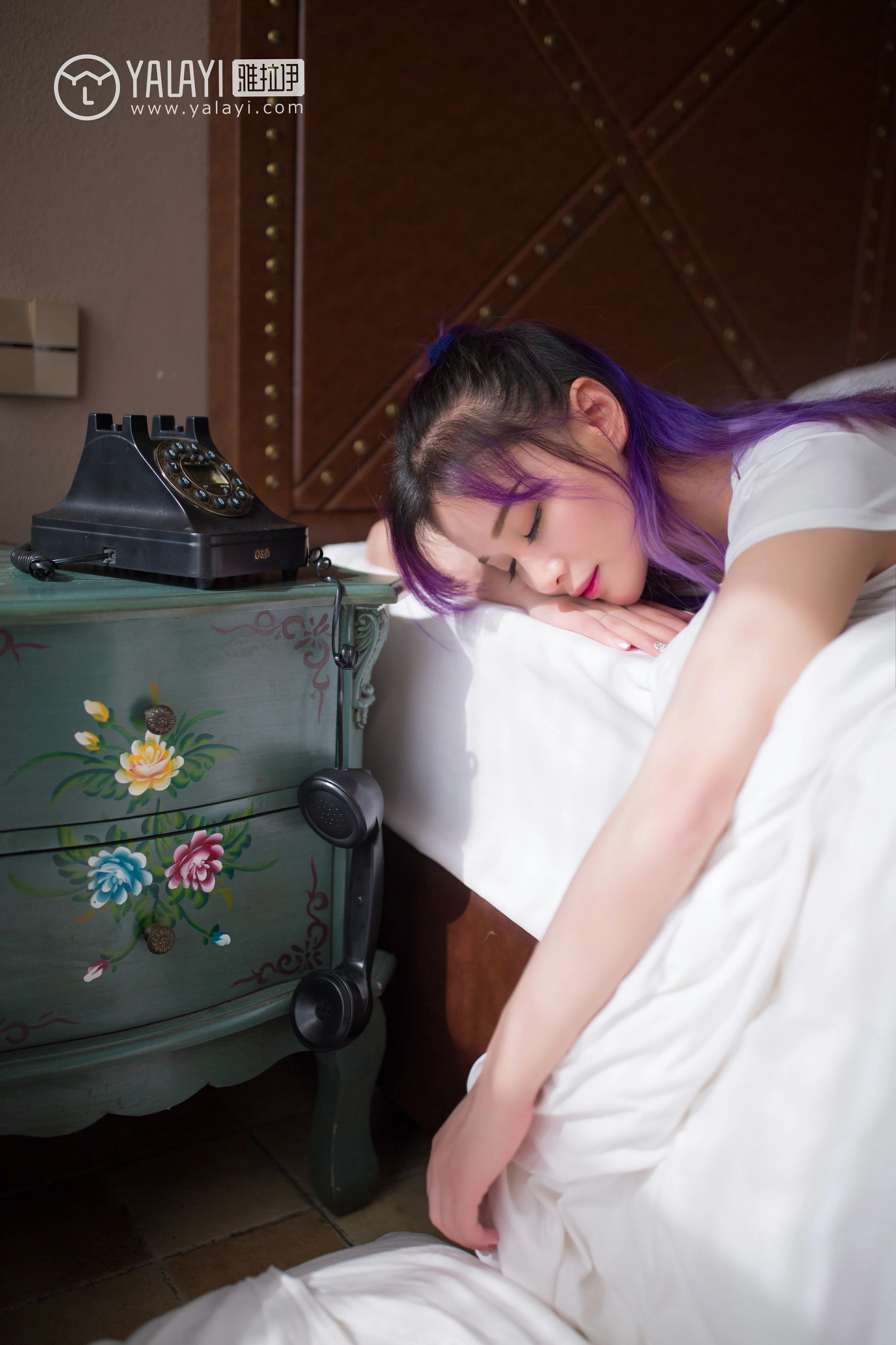 [YALAYI雅拉伊]NO.069 梦露 牵着猫的妹子 白色短袖与透视情趣内衣性感私房写真集第8张