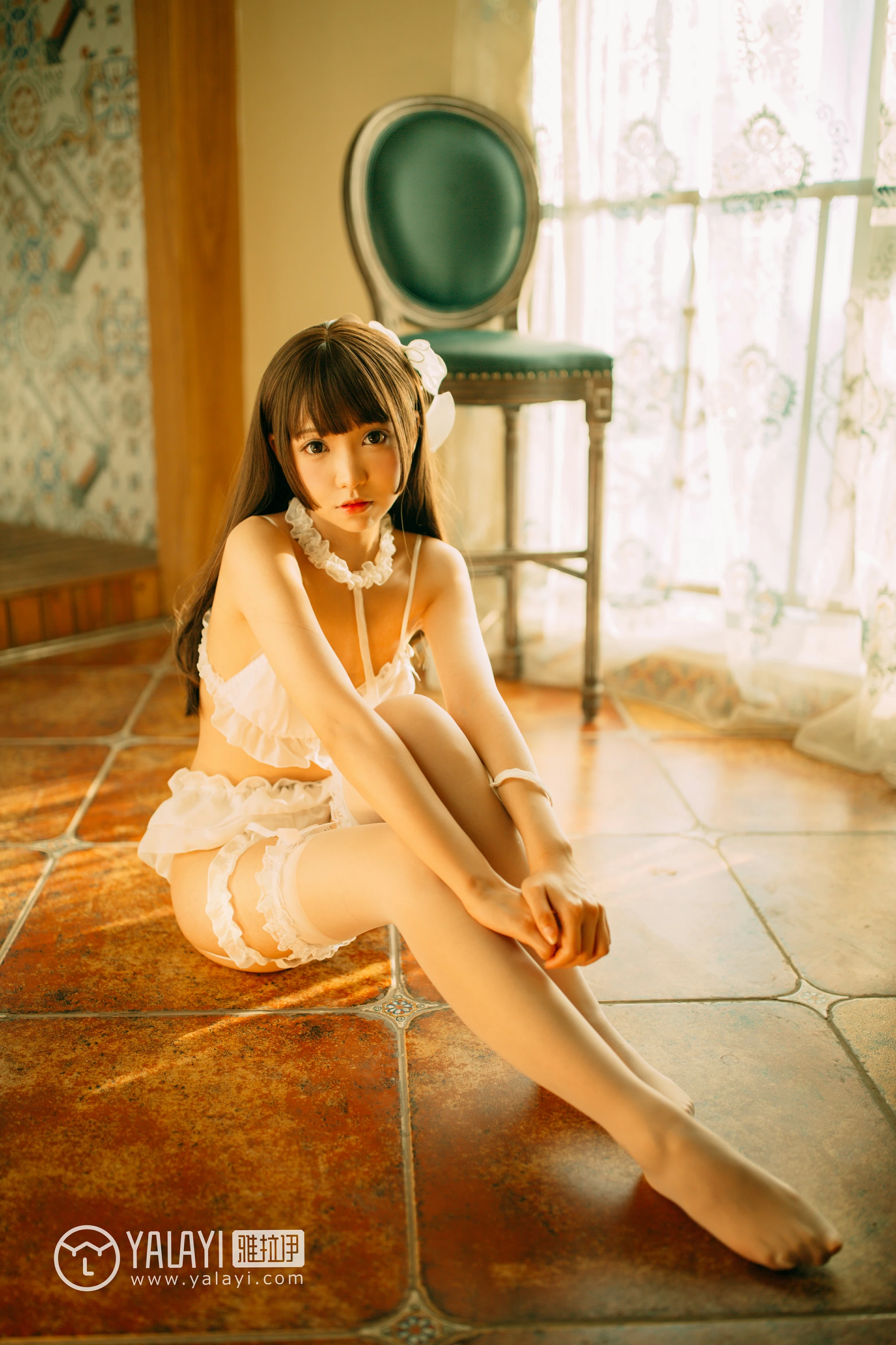 [YALAYI雅拉伊]NO.072 梦里梦外 水花儿 白色情趣内衣与短裙加白色丝袜美腿性感私房写真集第5张