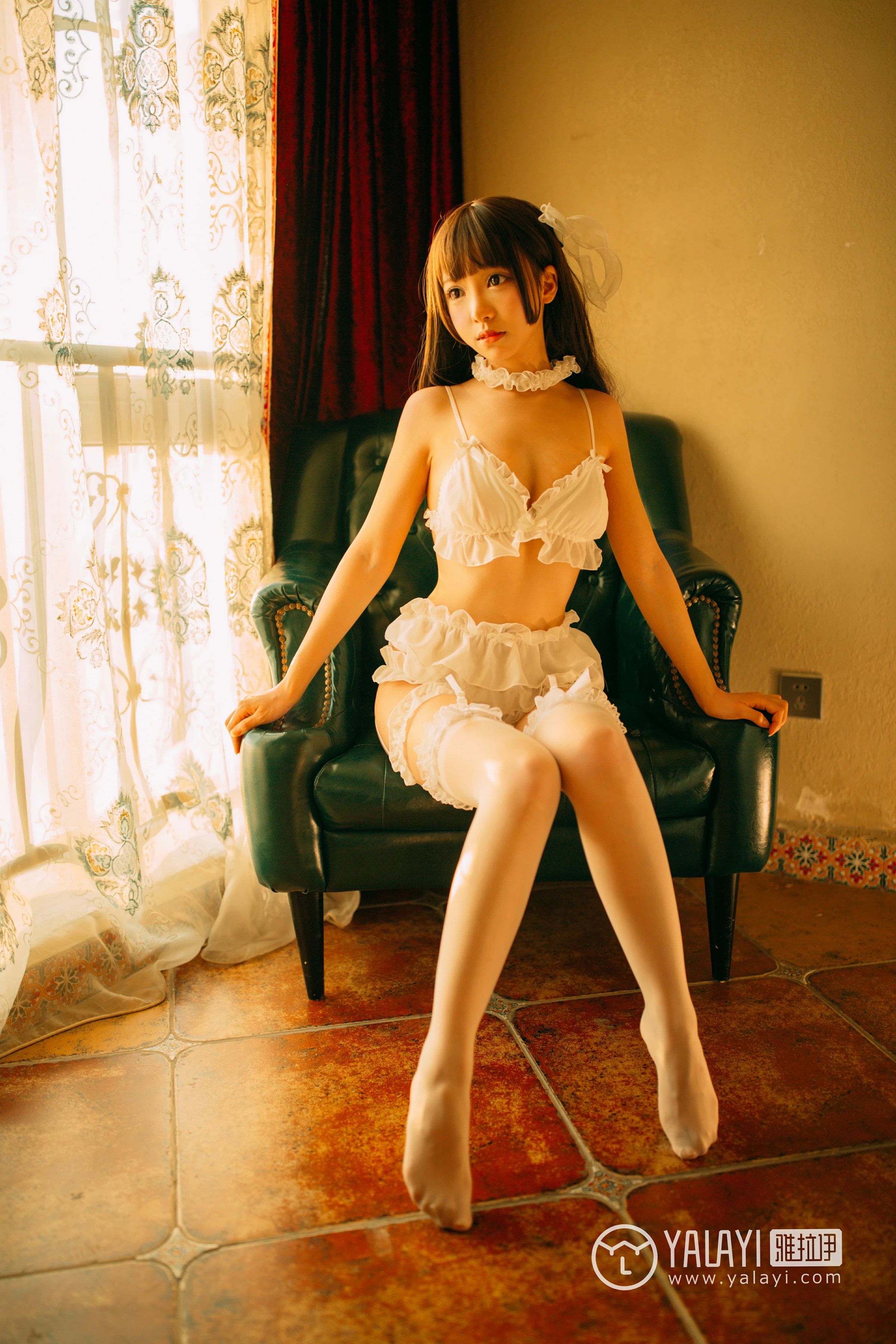 [YALAYI雅拉伊]NO.072 梦里梦外 水花儿 白色情趣内衣与短裙加白色丝袜美腿性感私房写真集第13张