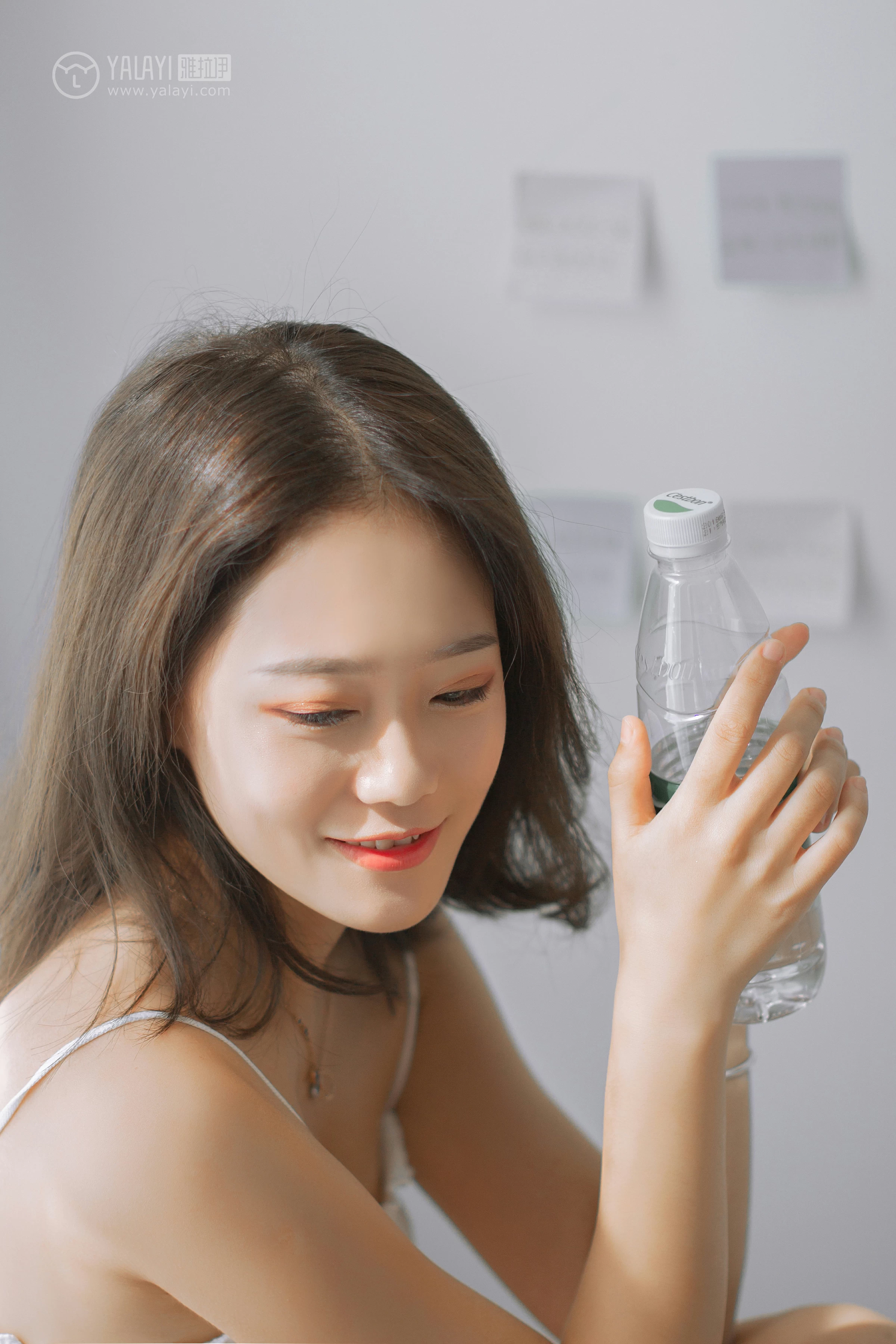 [YALAYI雅拉伊]NO.091 欲之与魚 李晗 白色性感小背心加牛仔短裤私房写真集第3张