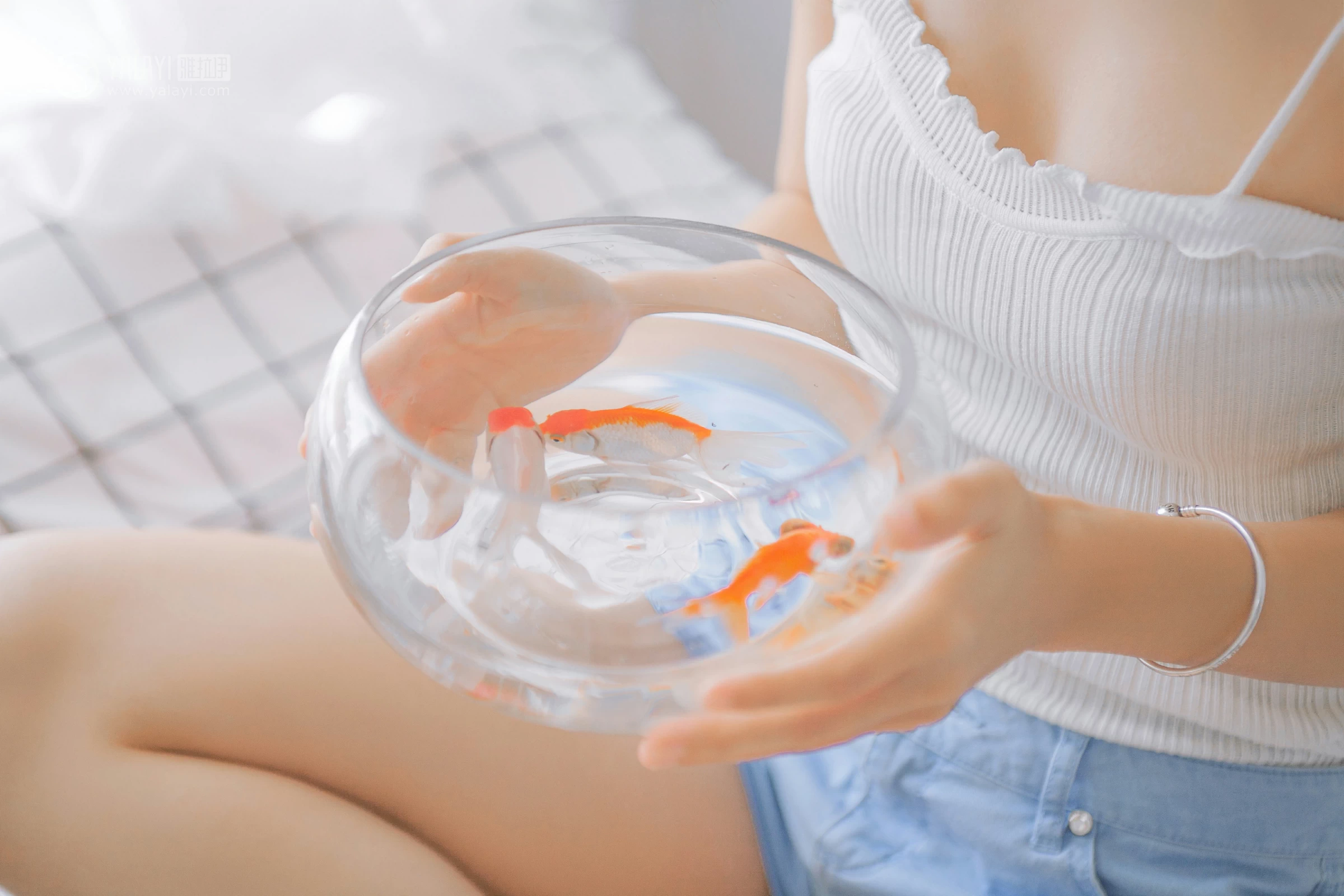 [YALAYI雅拉伊]NO.091 欲之与魚 李晗 白色性感小背心加牛仔短裤私房写真集第6张