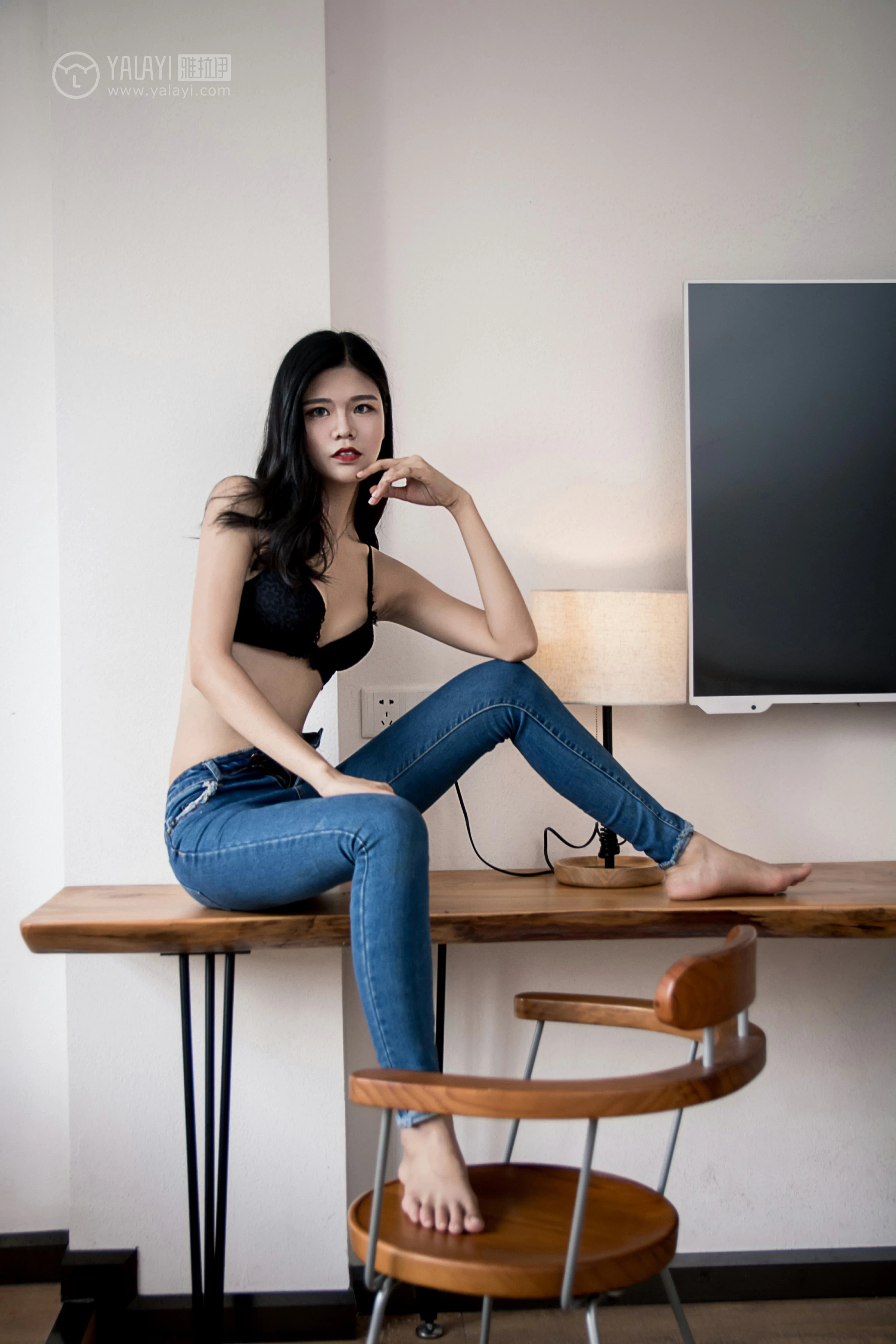 [YALAYI雅拉伊]NO.095 窥视 小灰 黑色蕾丝内衣加紧身牛仔裤性感私房写真集第6张