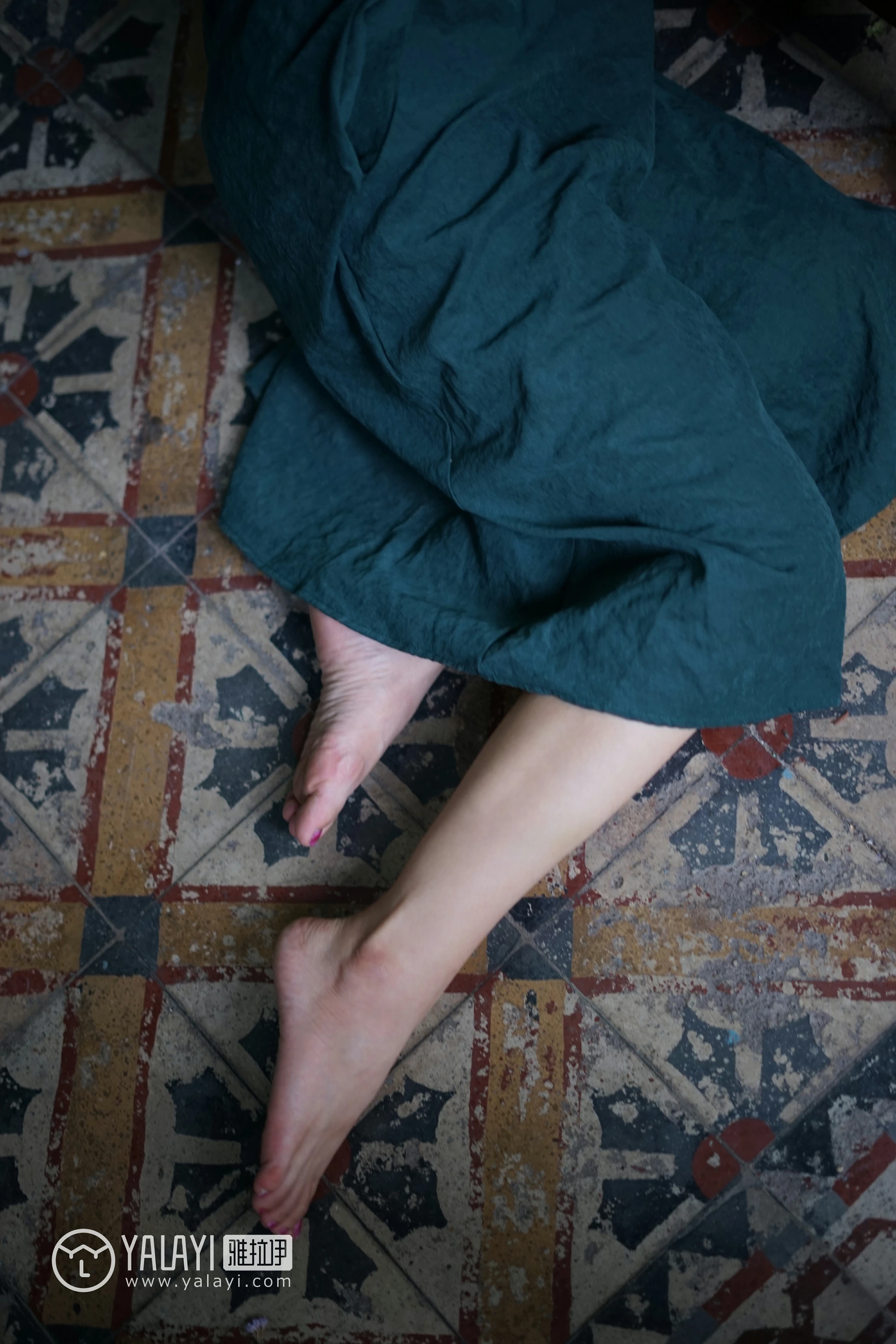 [YALAYI雅拉伊]NO.078 任朝暮 泡芙 吊带连衣裙与黑色镂空睡衣加蕾丝内衣性感私房写真集第7张