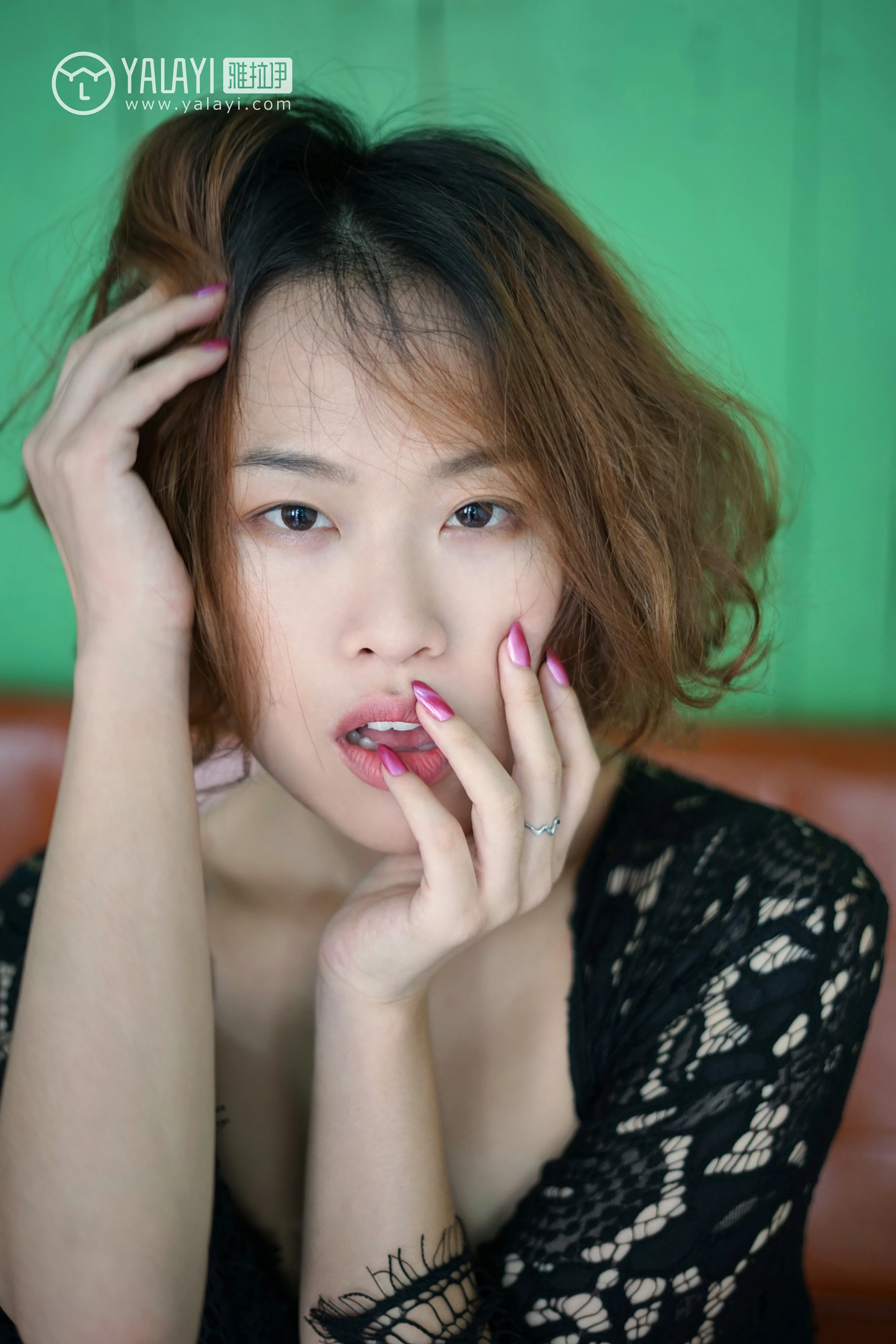 [YALAYI雅拉伊]NO.078 任朝暮 泡芙 吊带连衣裙与黑色镂空睡衣加蕾丝内衣性感私房写真集第11张