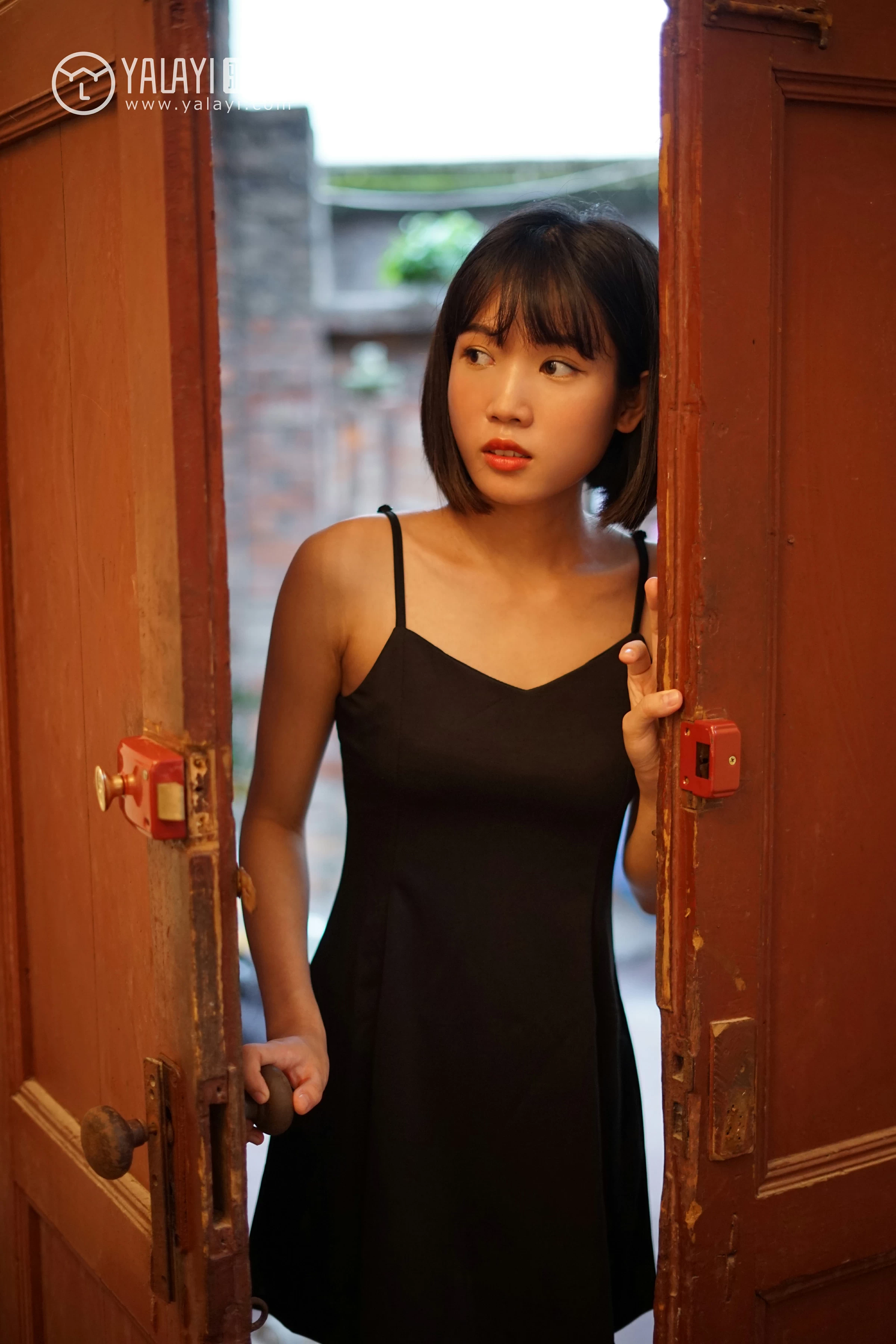 [YALAYI雅拉伊]NO.081 雨后晴空 公主小兔子 黑色吊带连衣裙与白色背心加短裤性感私房写真集第5张