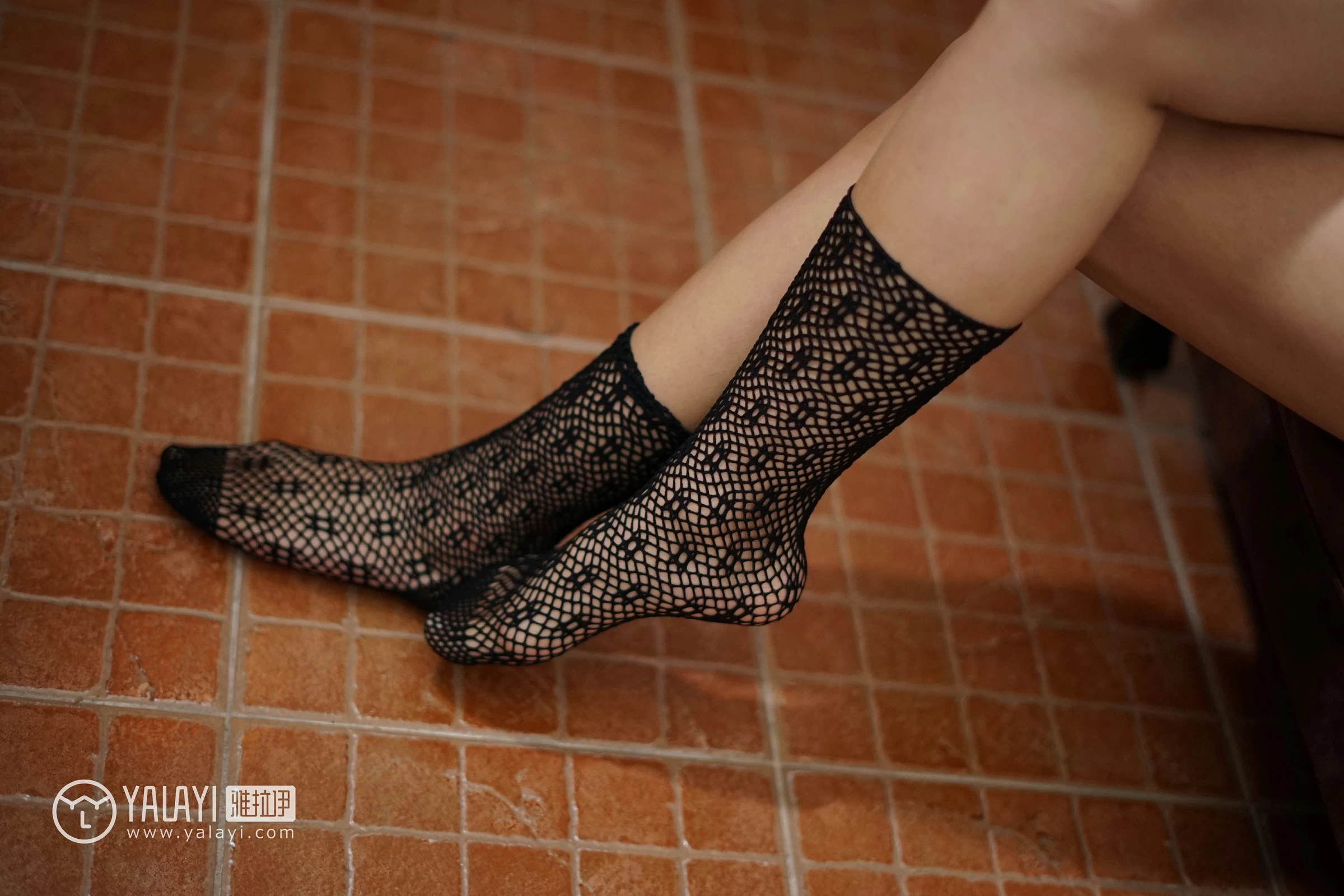 [YALAYI雅拉伊]NO.081 雨后晴空 公主小兔子 黑色吊带连衣裙与白色背心加短裤性感私房写真集第6张
