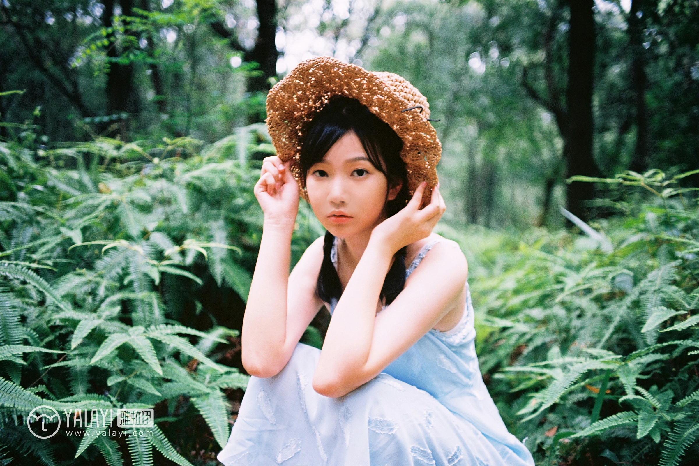 [YALAYI雅拉伊]NO.082 绿喜青花 Doubleyu 淡蓝色吊带连衣裙清纯可爱私房写真集第2张