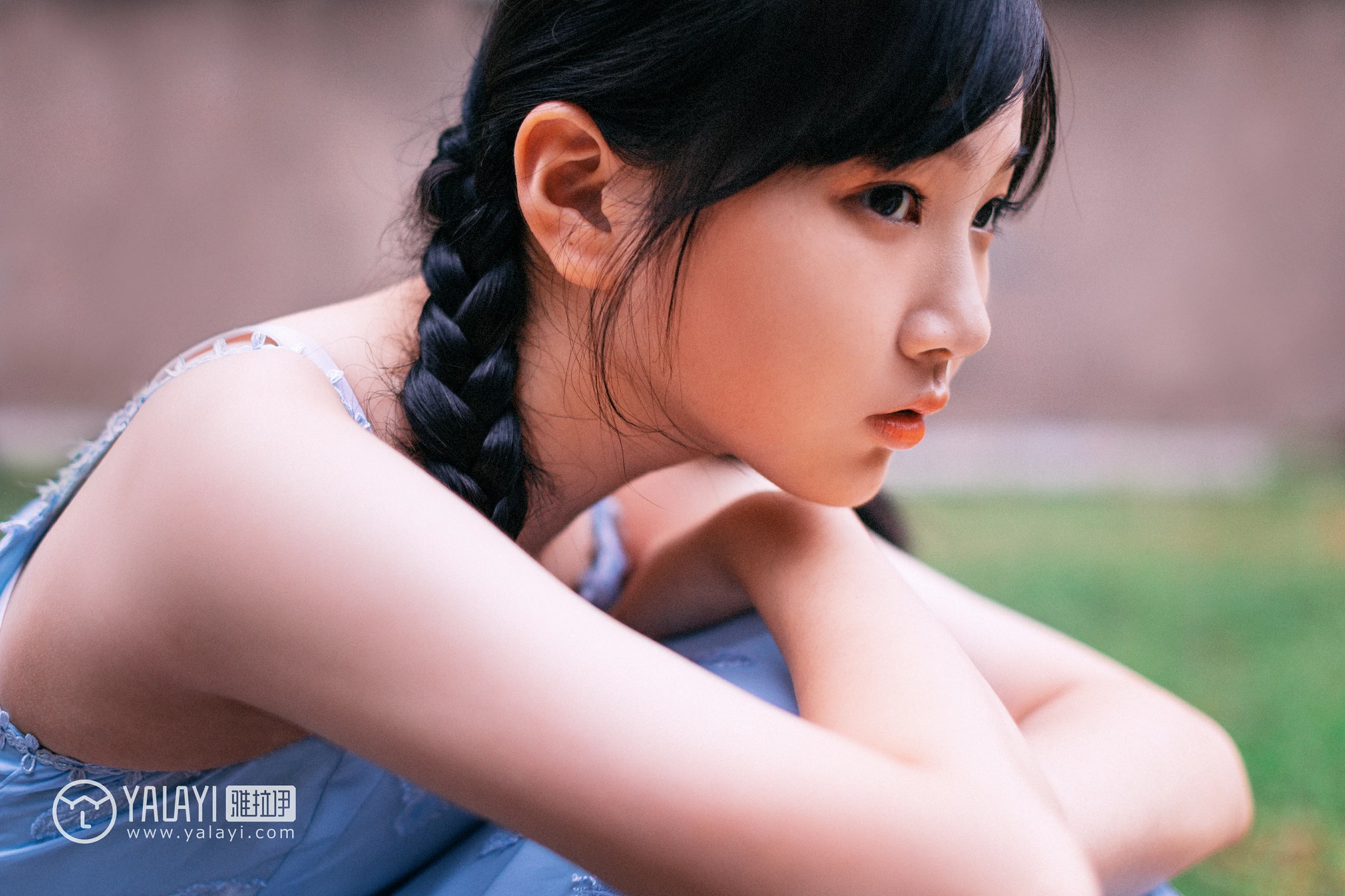 [YALAYI雅拉伊]NO.082 绿喜青花 Doubleyu 淡蓝色吊带连衣裙清纯可爱私房写真集第3张