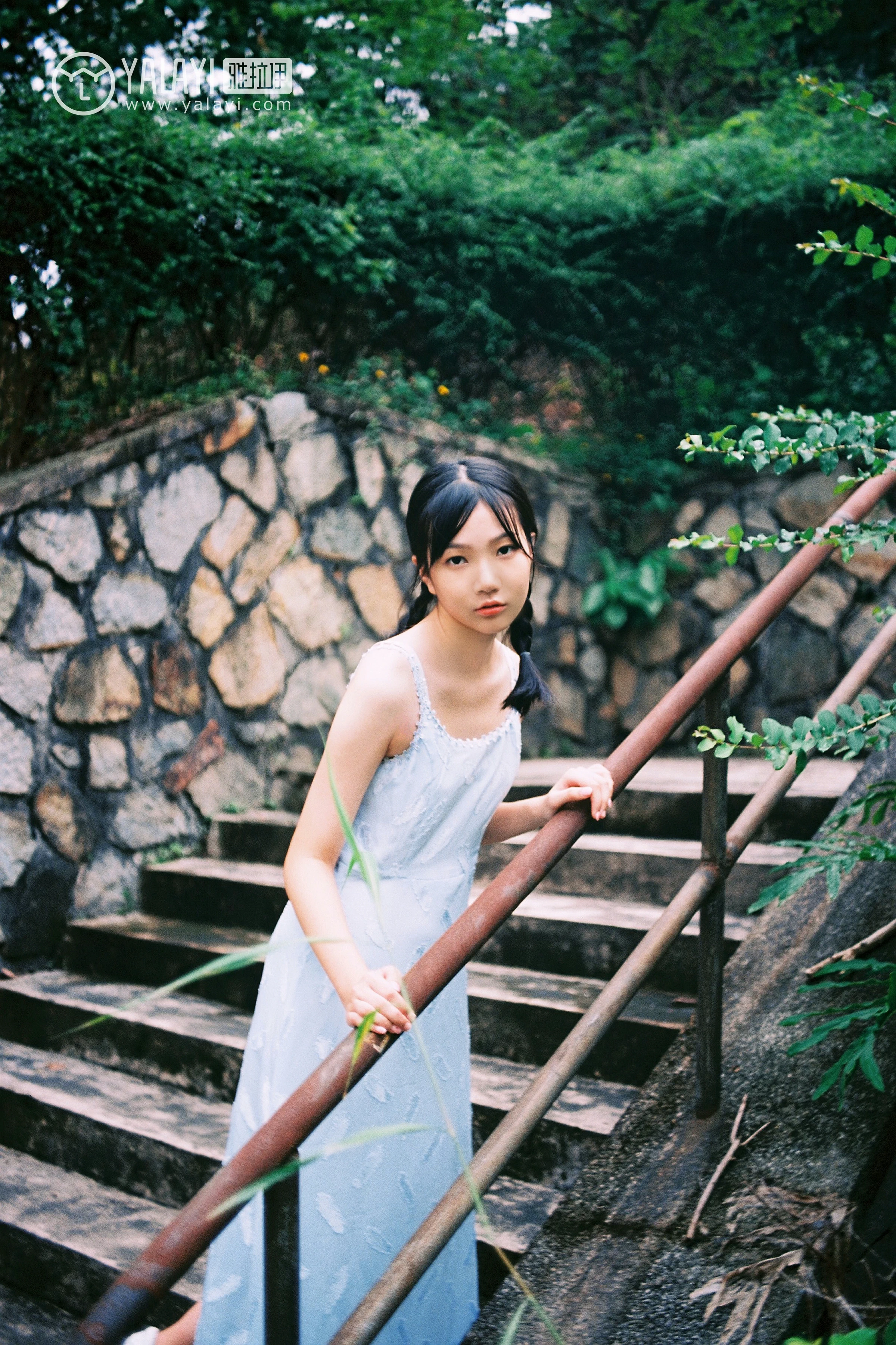 [YALAYI雅拉伊]NO.082 绿喜青花 Doubleyu 淡蓝色吊带连衣裙清纯可爱私房写真集第5张
