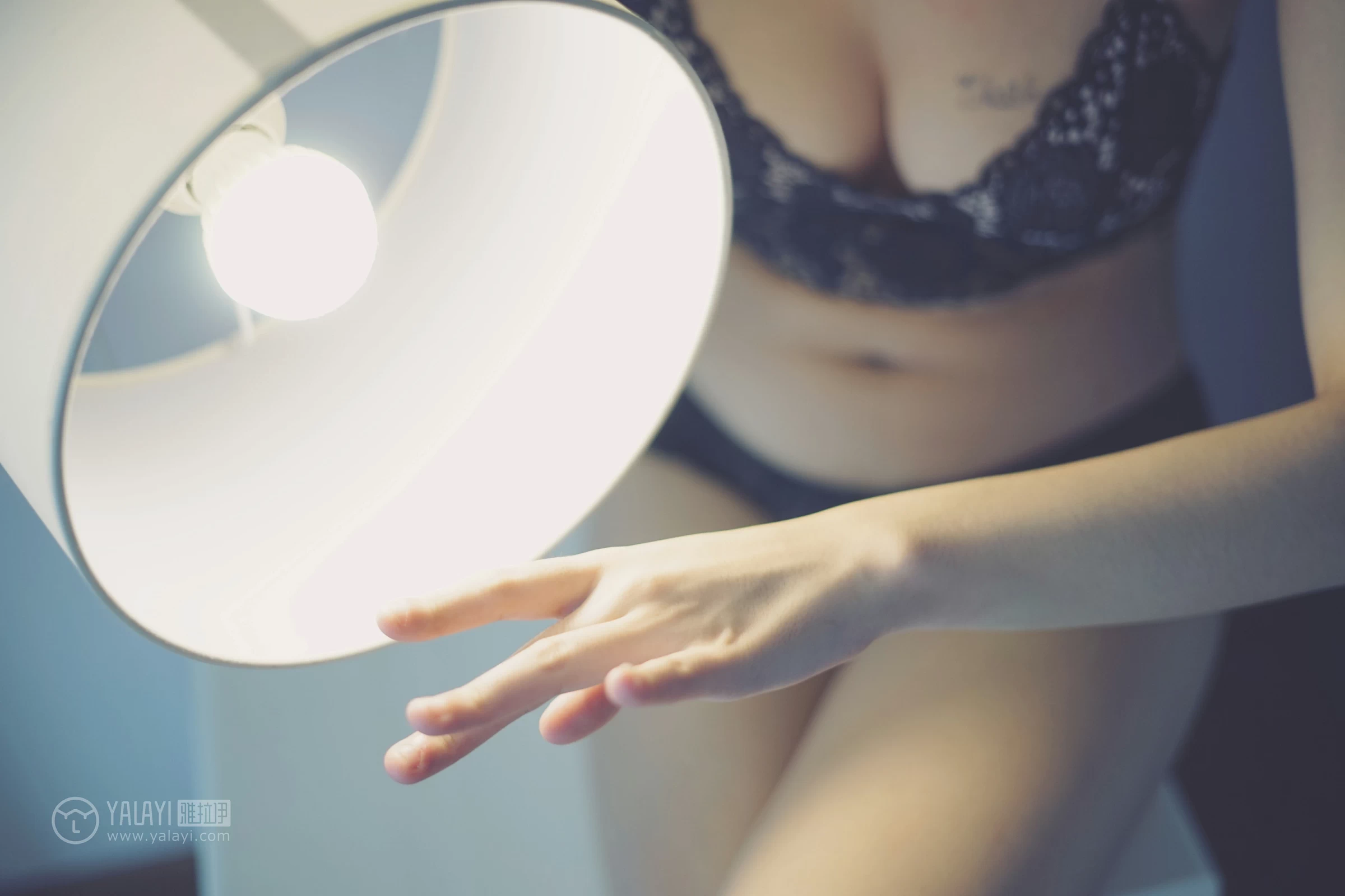 [YALAYI雅拉伊]NO.087 灯暖衣轻 肖萧 白色短袖加黑色透视蕾丝内衣性感私房写真集第8张