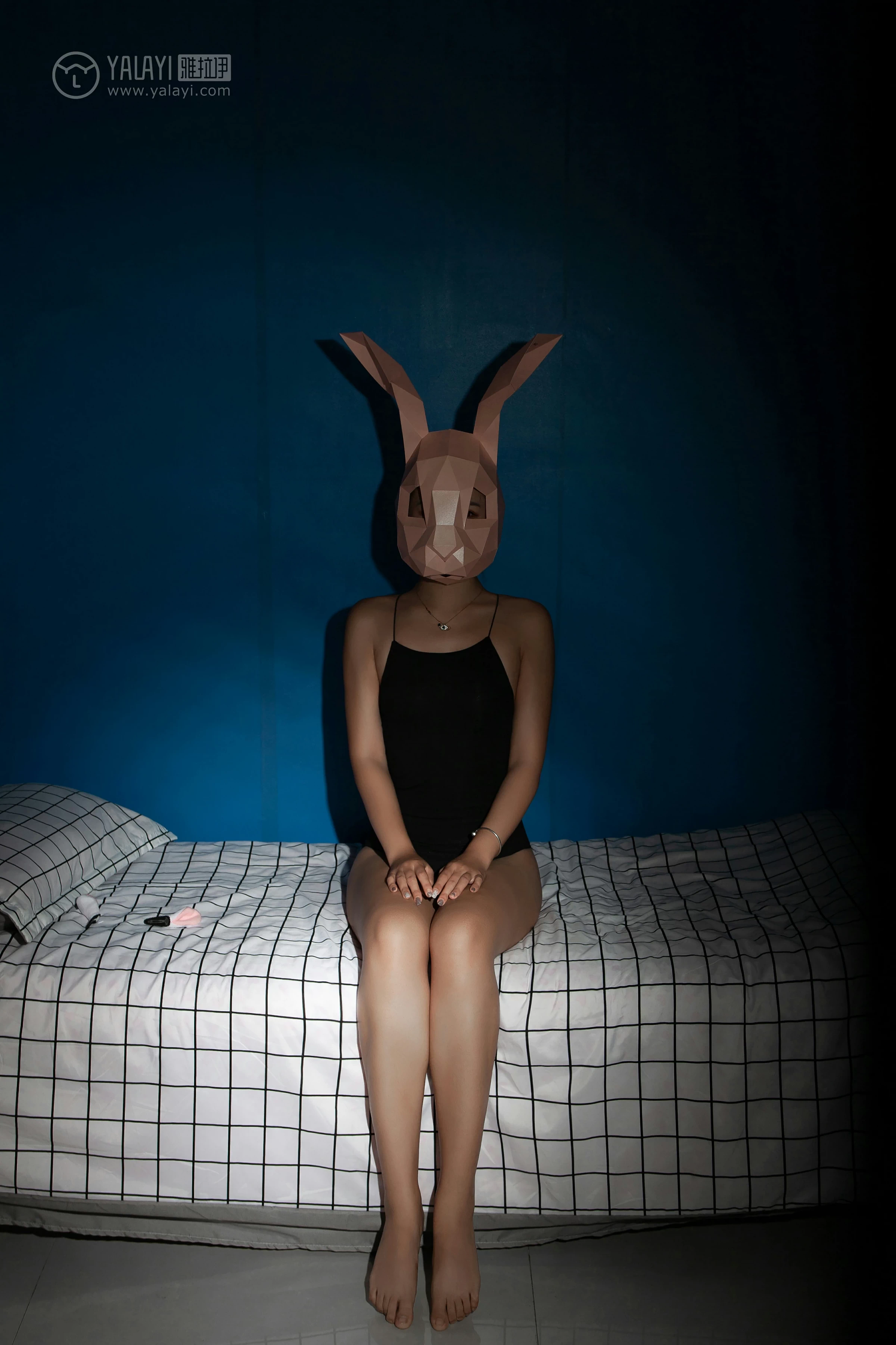 [YALAYI雅拉伊]NO.100 暗房 李晗 黑色吊带连体比基尼泳装性感私房写真集第6张