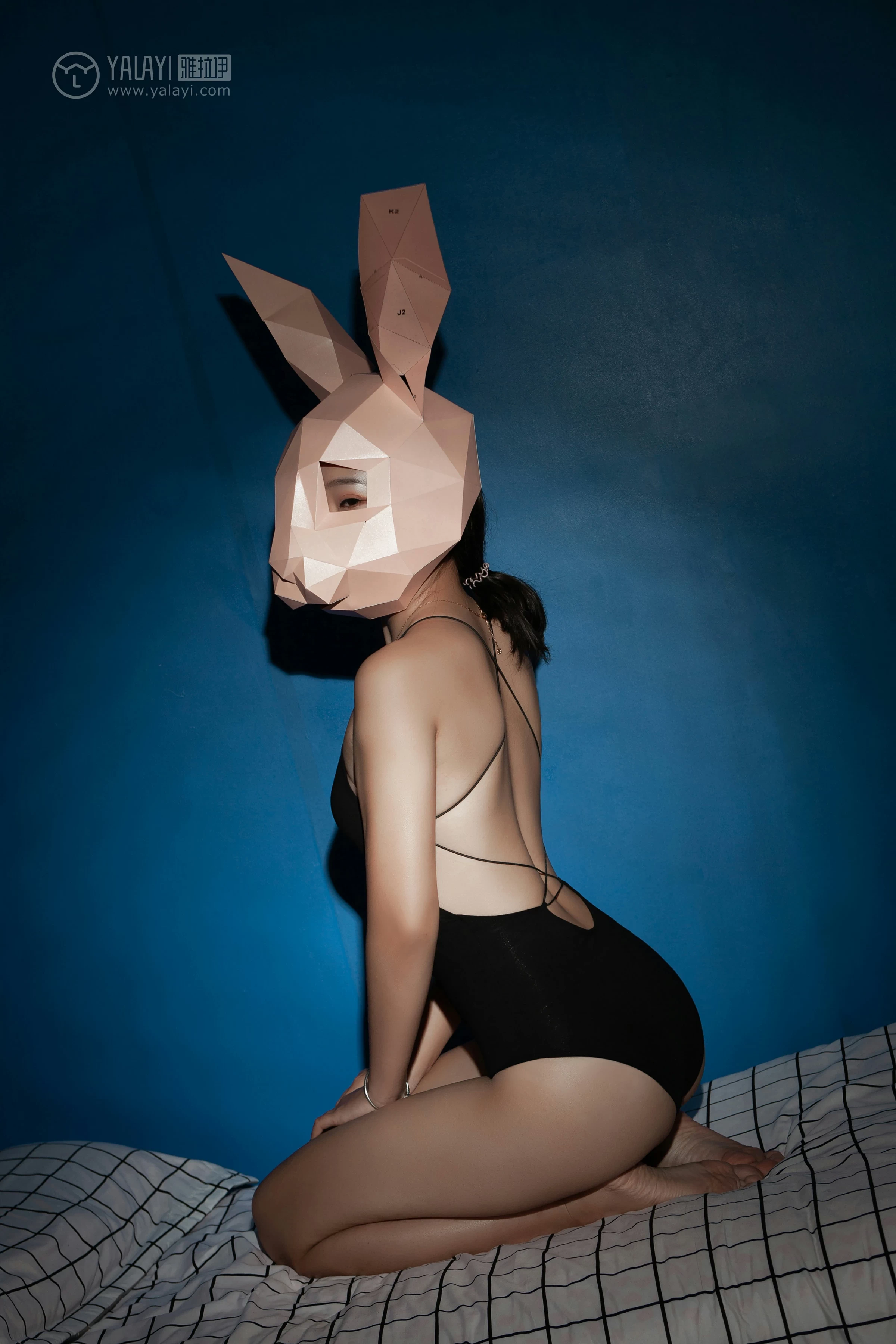 [YALAYI雅拉伊]NO.100 暗房 李晗 黑色吊带连体比基尼泳装性感私房写真集第8张