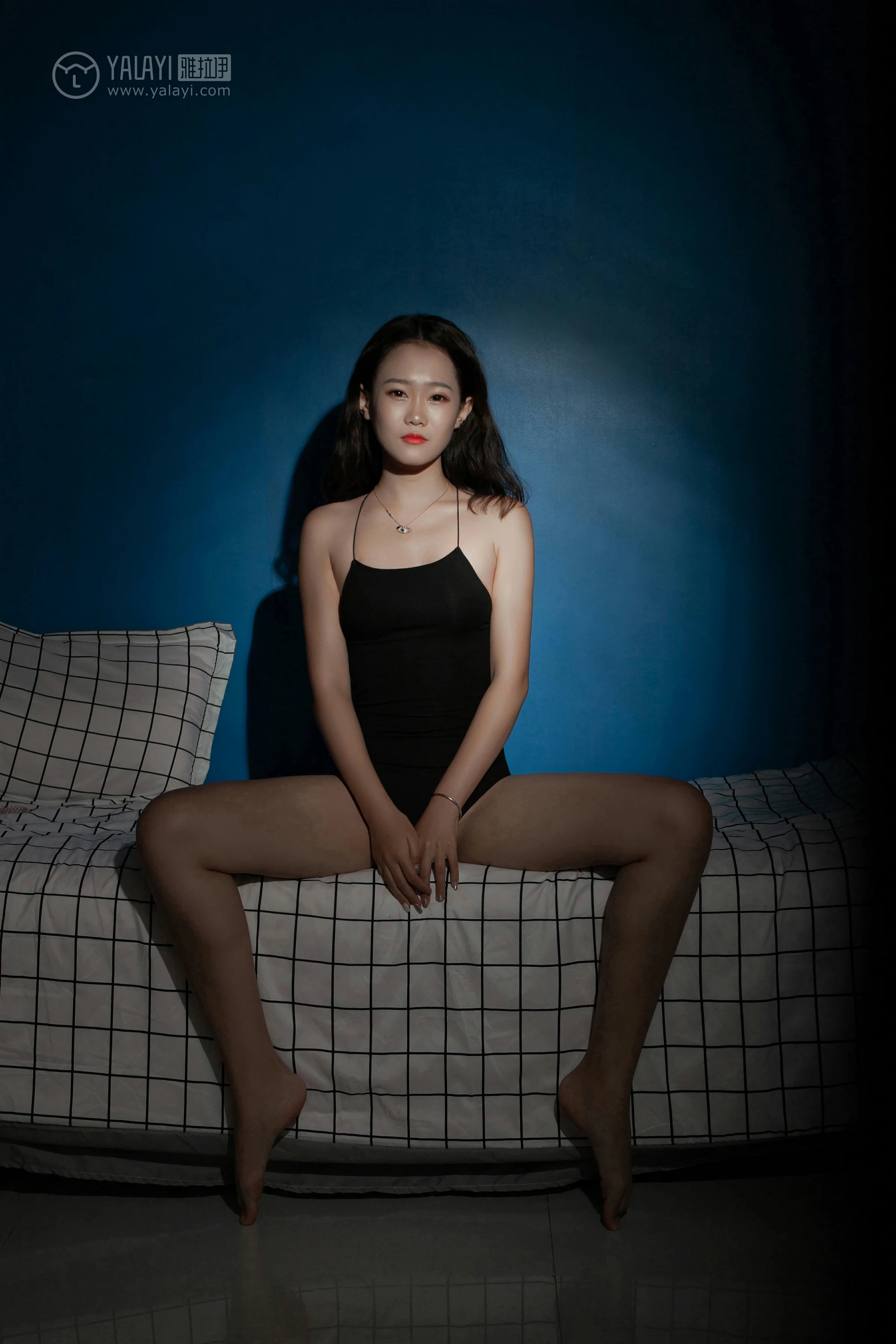 [YALAYI雅拉伊]NO.100 暗房 李晗 黑色吊带连体比基尼泳装性感私房写真集第12张