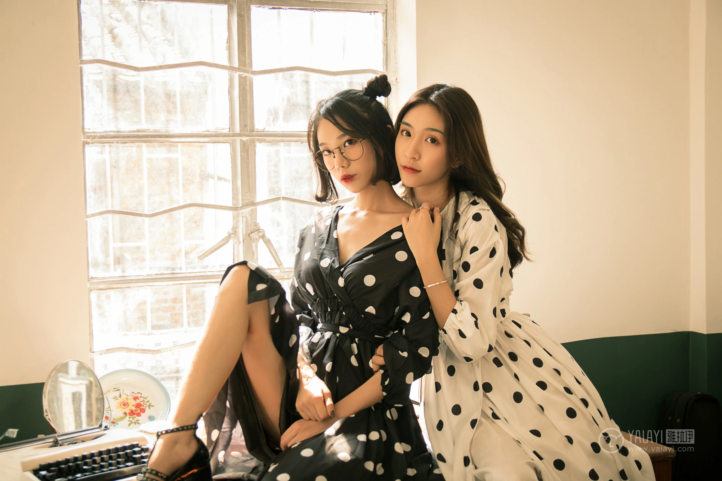 [YALAYI雅拉伊]NO.114 双面伊人 琳琳 琛琛 居家睡衣性感私房写真集第5张