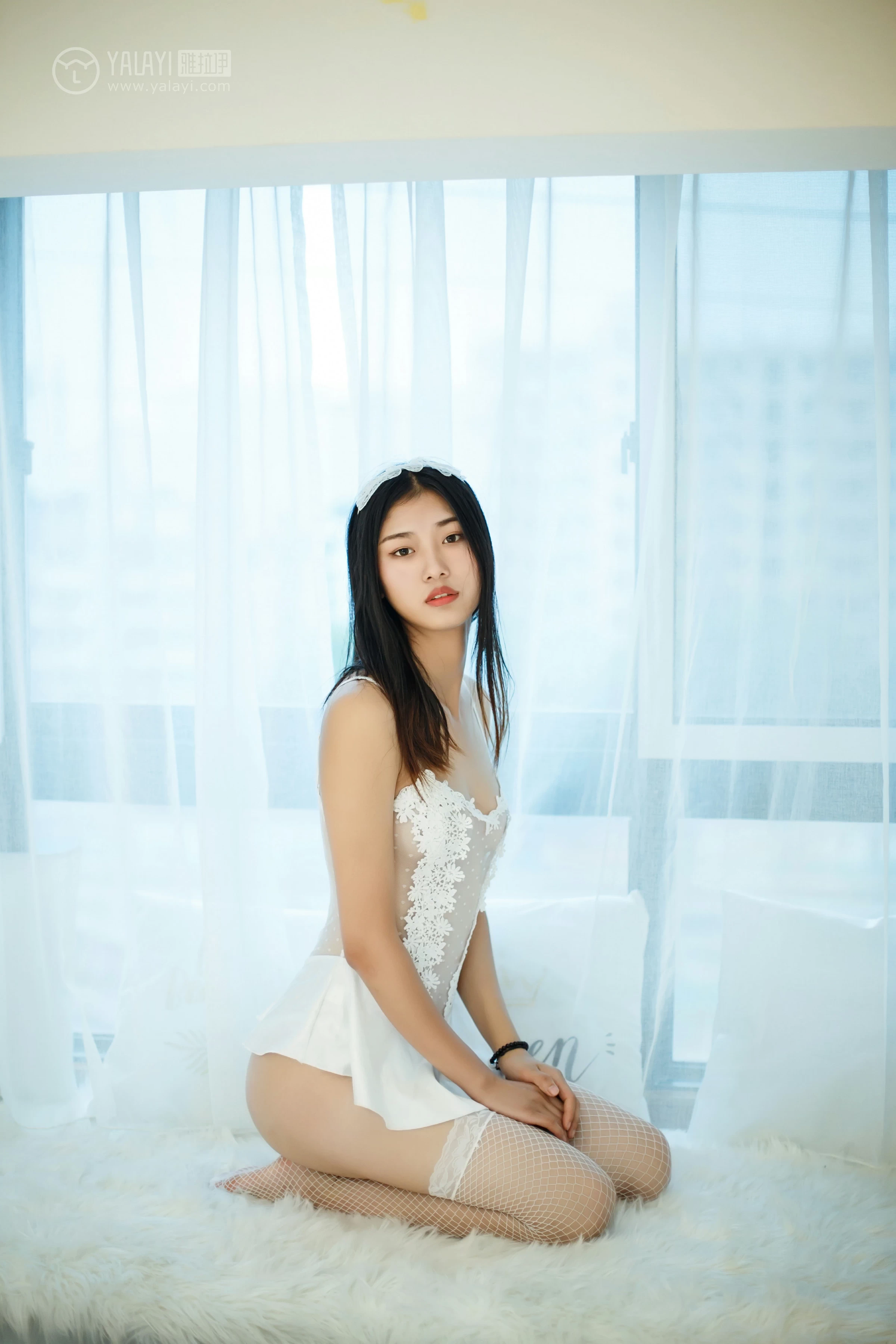 [YALAYI雅拉伊]NO.124 邻家小姐姐 和风 白色透视蕾丝内衣加情趣渔网袜性感私房写真集第2张
