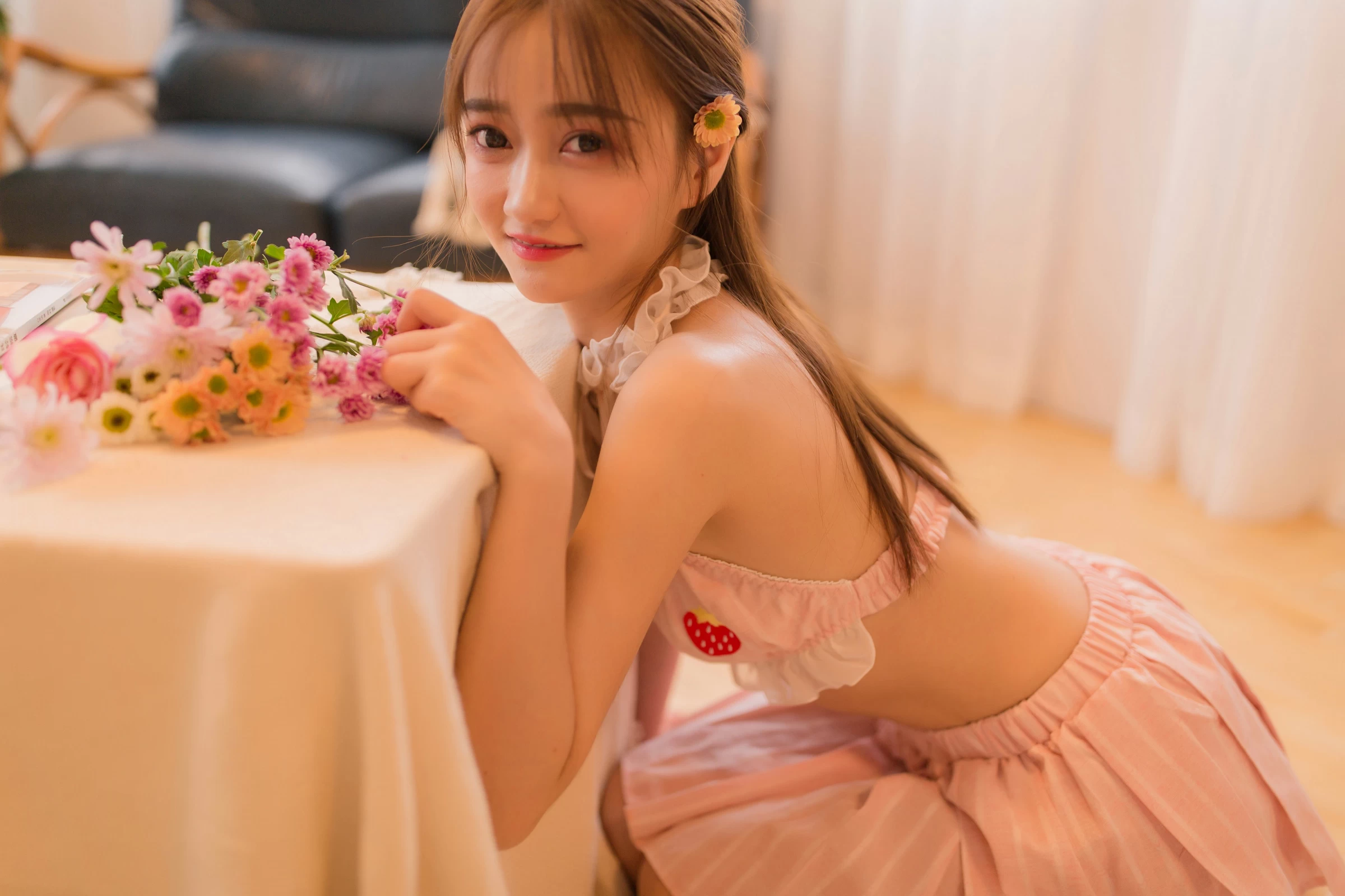 [YALAYI雅拉伊]NO.128 港女 李诗雨 粉色情趣睡衣与短裙加情趣内衣性感私房写真集第2张