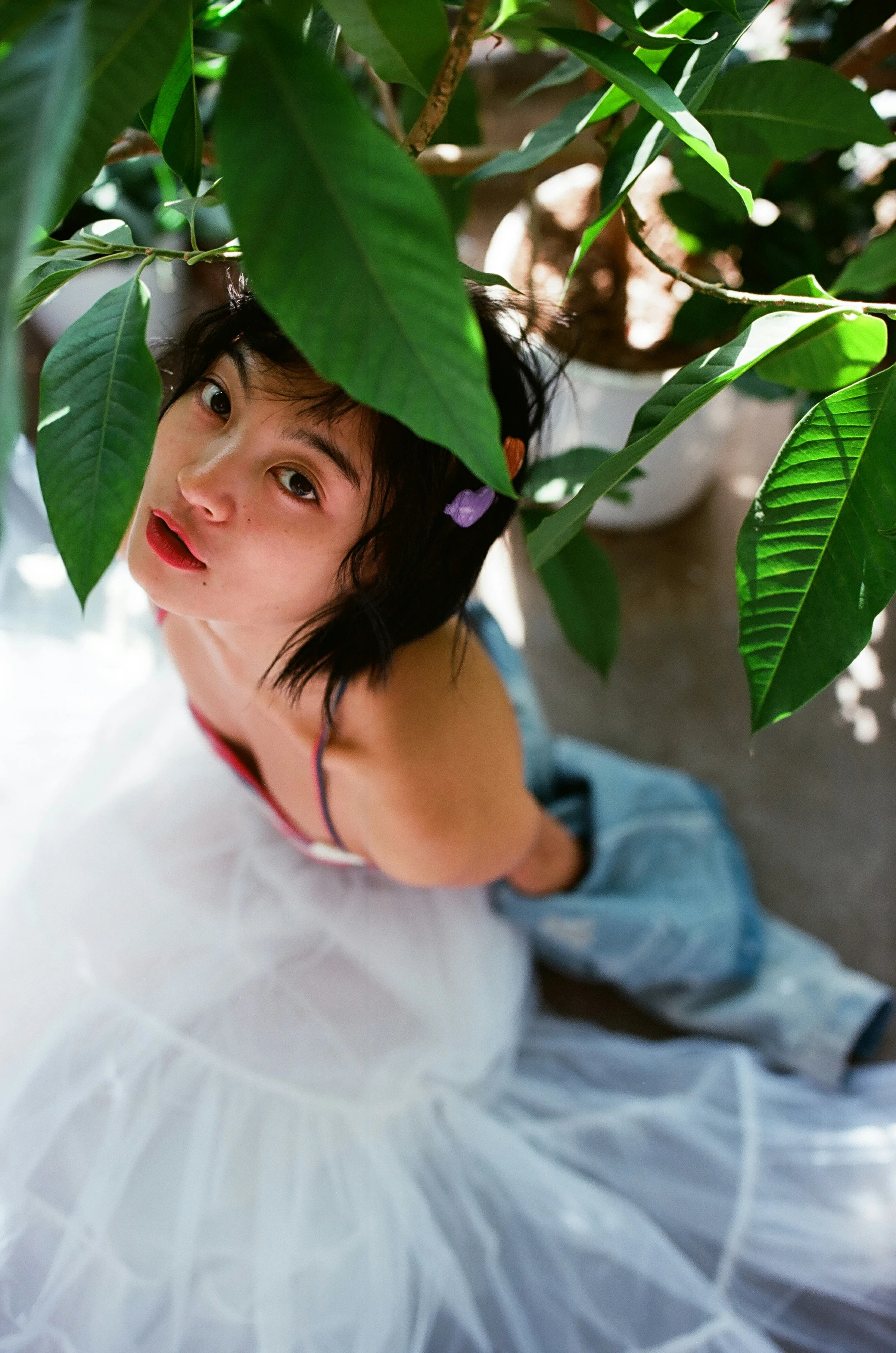 [YALAYI雅拉伊]NO.131 游街 米粒米粒 彩色背心与牛仔外套加白色透视裙私房写真集第4张