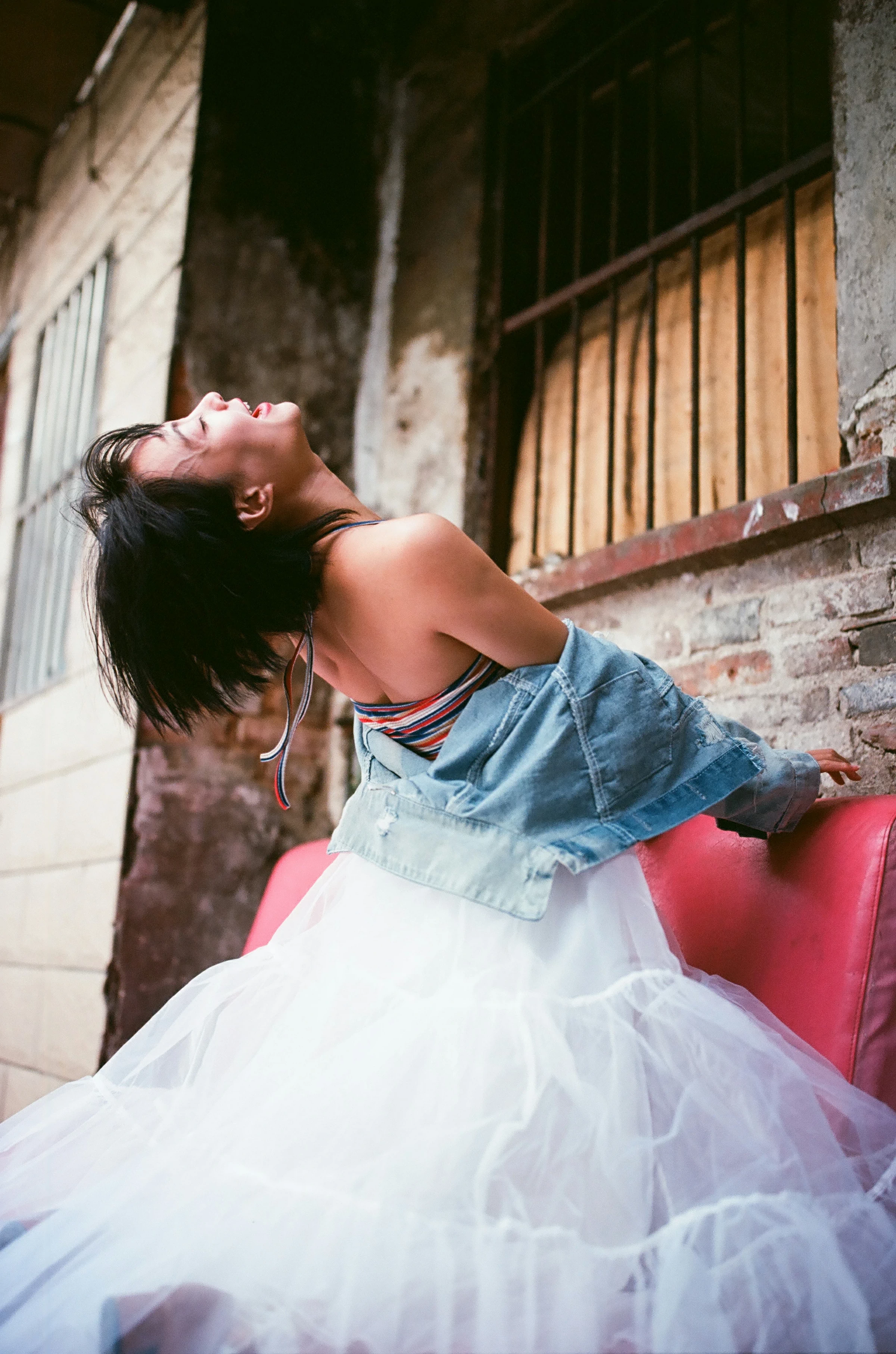 [YALAYI雅拉伊]NO.131 游街 米粒米粒 彩色背心与牛仔外套加白色透视裙私房写真集第12张