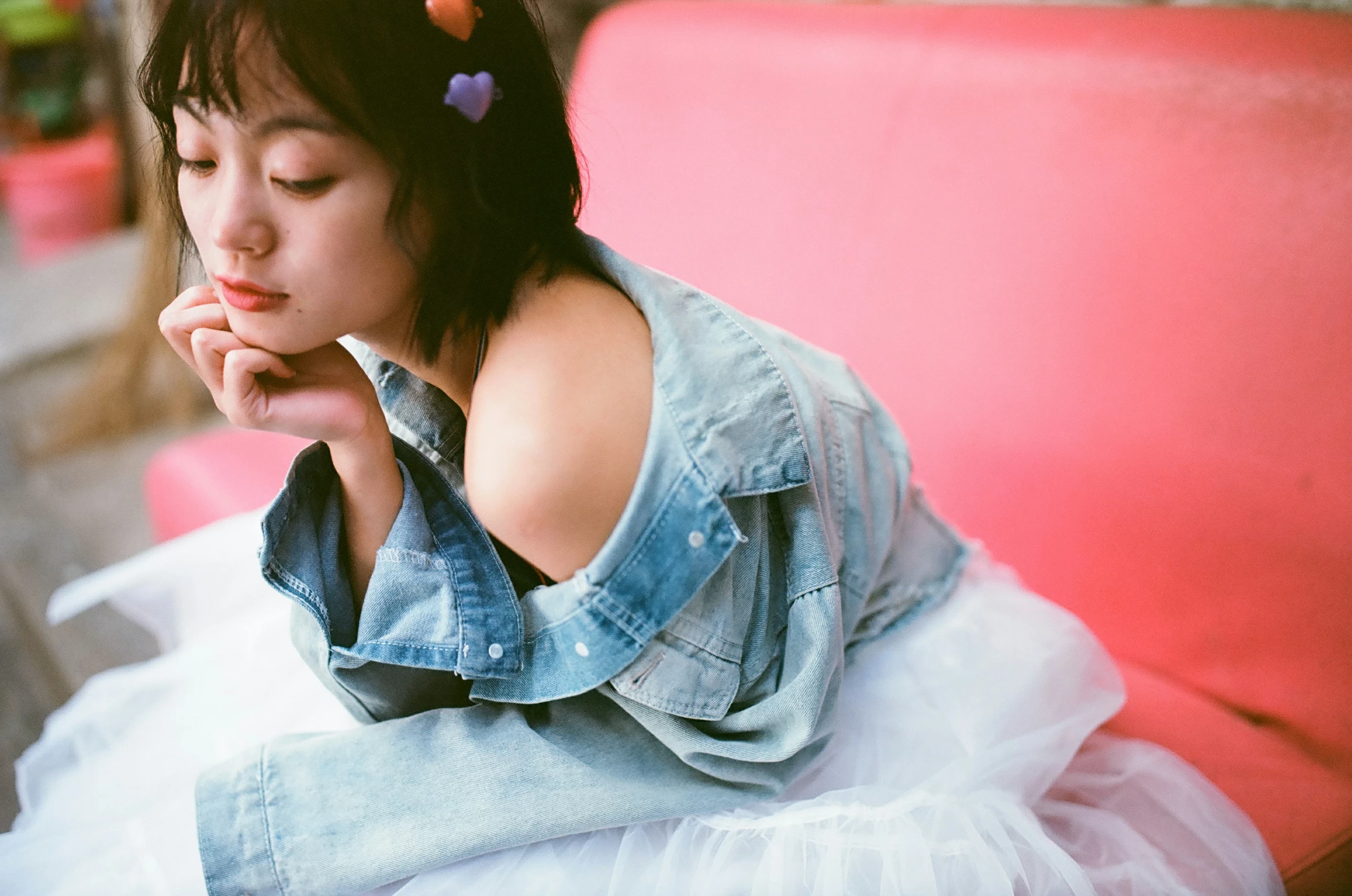 [YALAYI雅拉伊]NO.131 游街 米粒米粒 彩色背心与牛仔外套加白色透视裙私房写真集第18张