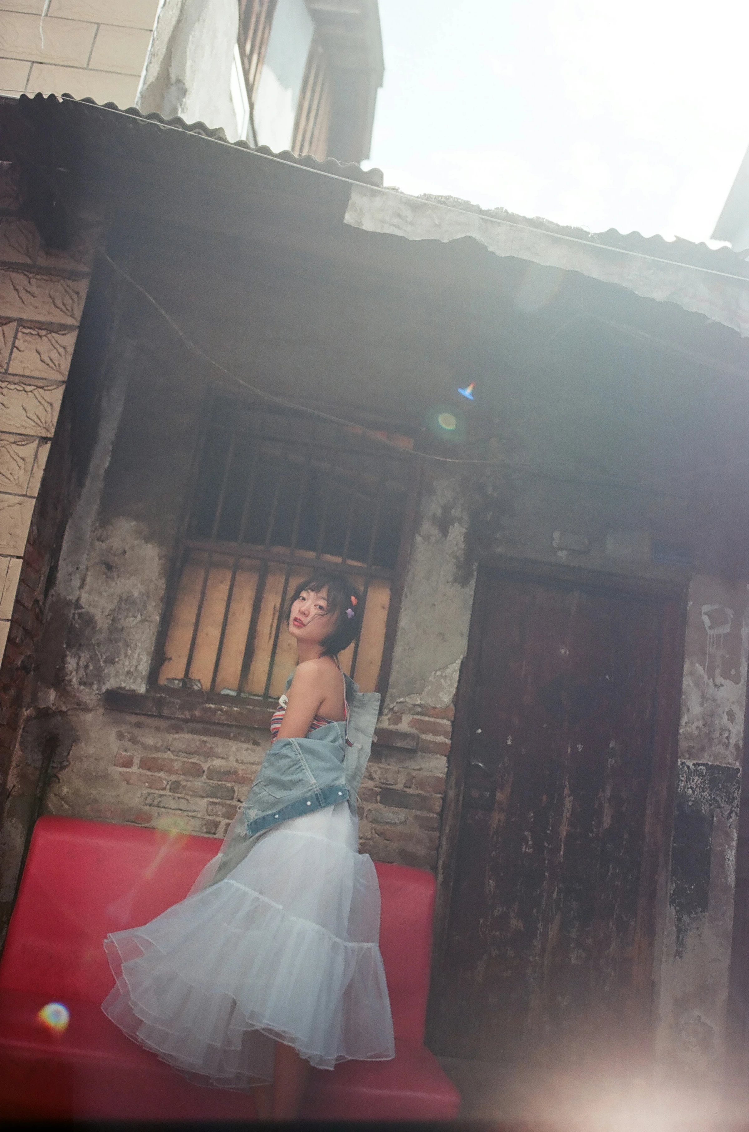 [YALAYI雅拉伊]NO.131 游街 米粒米粒 彩色背心与牛仔外套加白色透视裙私房写真集第19张