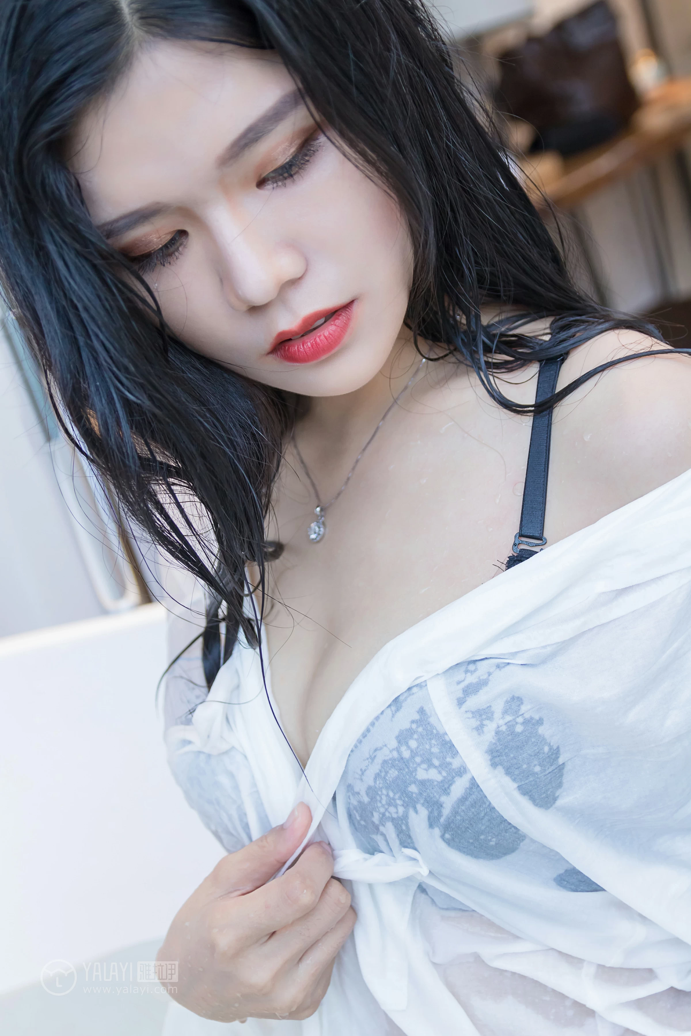 [YALAYI雅拉伊]NO.134 嬉水浴室 小灰 透视衬衫加黑色蕾丝镂空内衣性感私房写真集第8张