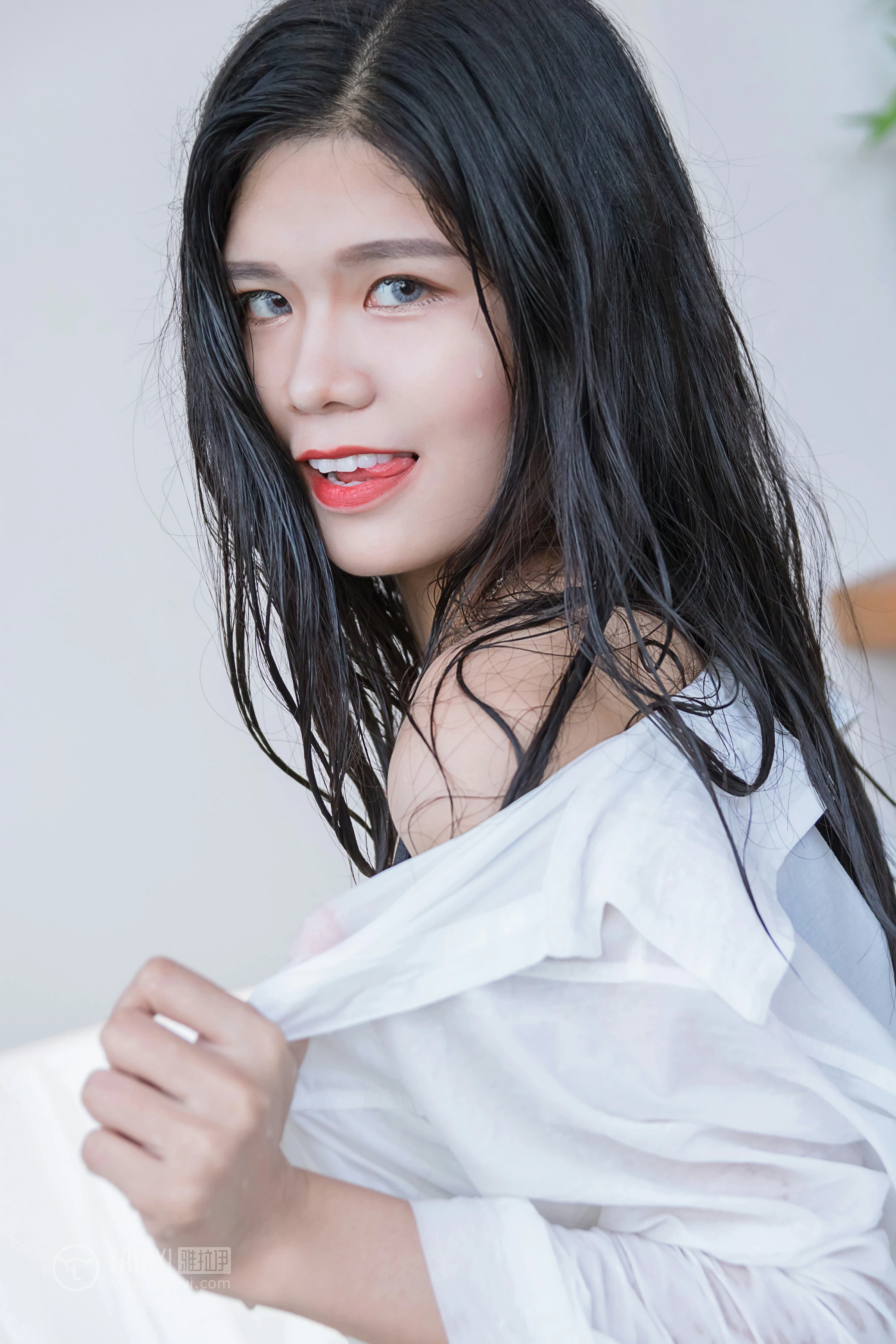 [YALAYI雅拉伊]NO.134 嬉水浴室 小灰 透视衬衫加黑色蕾丝镂空内衣性感私房写真集第13张