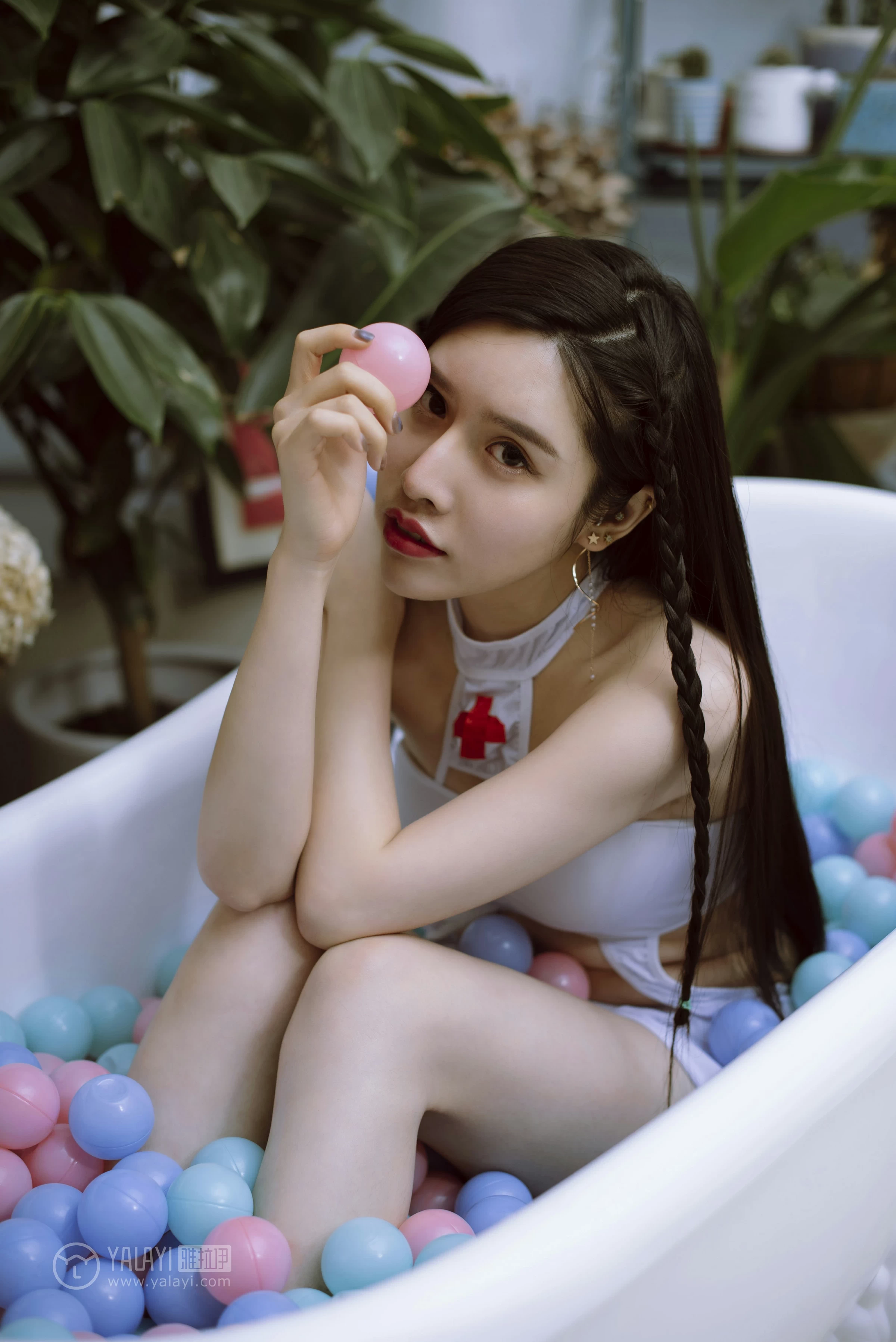 [YALAYI雅拉伊]NO.141 性感护士姐姐 颖莹 白色透视情趣制服内衣私房写真集第3张