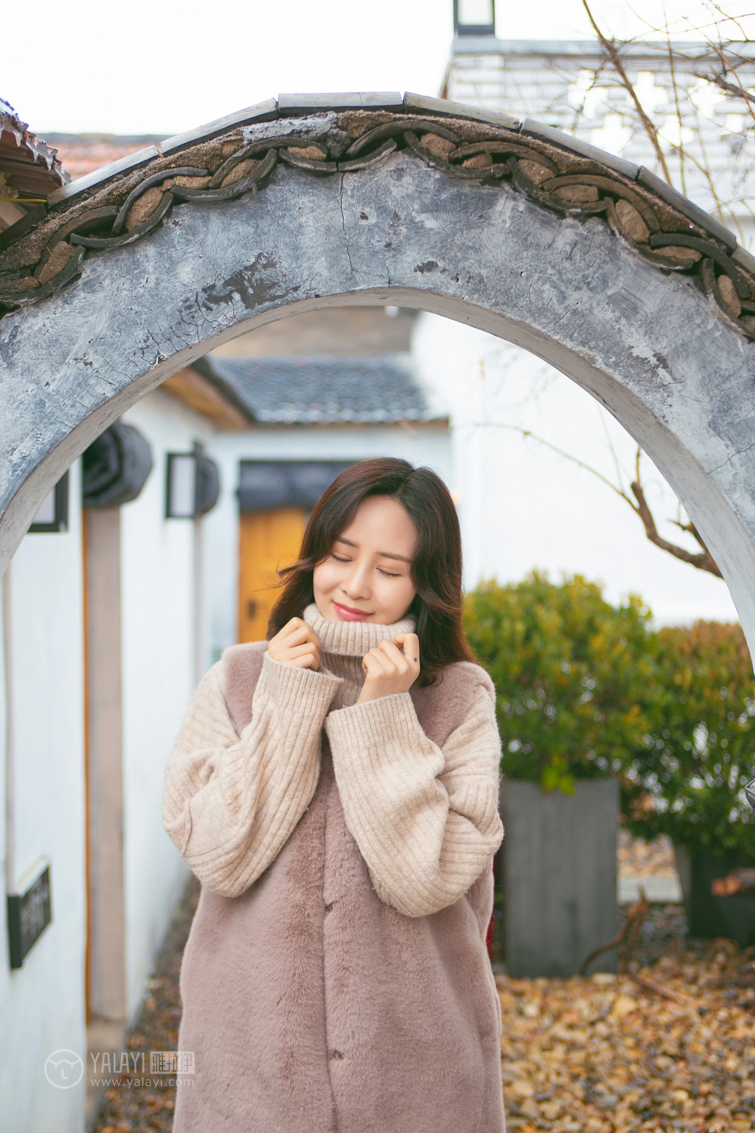 [YALAYI雅拉伊]NO.151 旅行日记 毛毛 米色毛衣加休闲长裤私房写真集第4张
