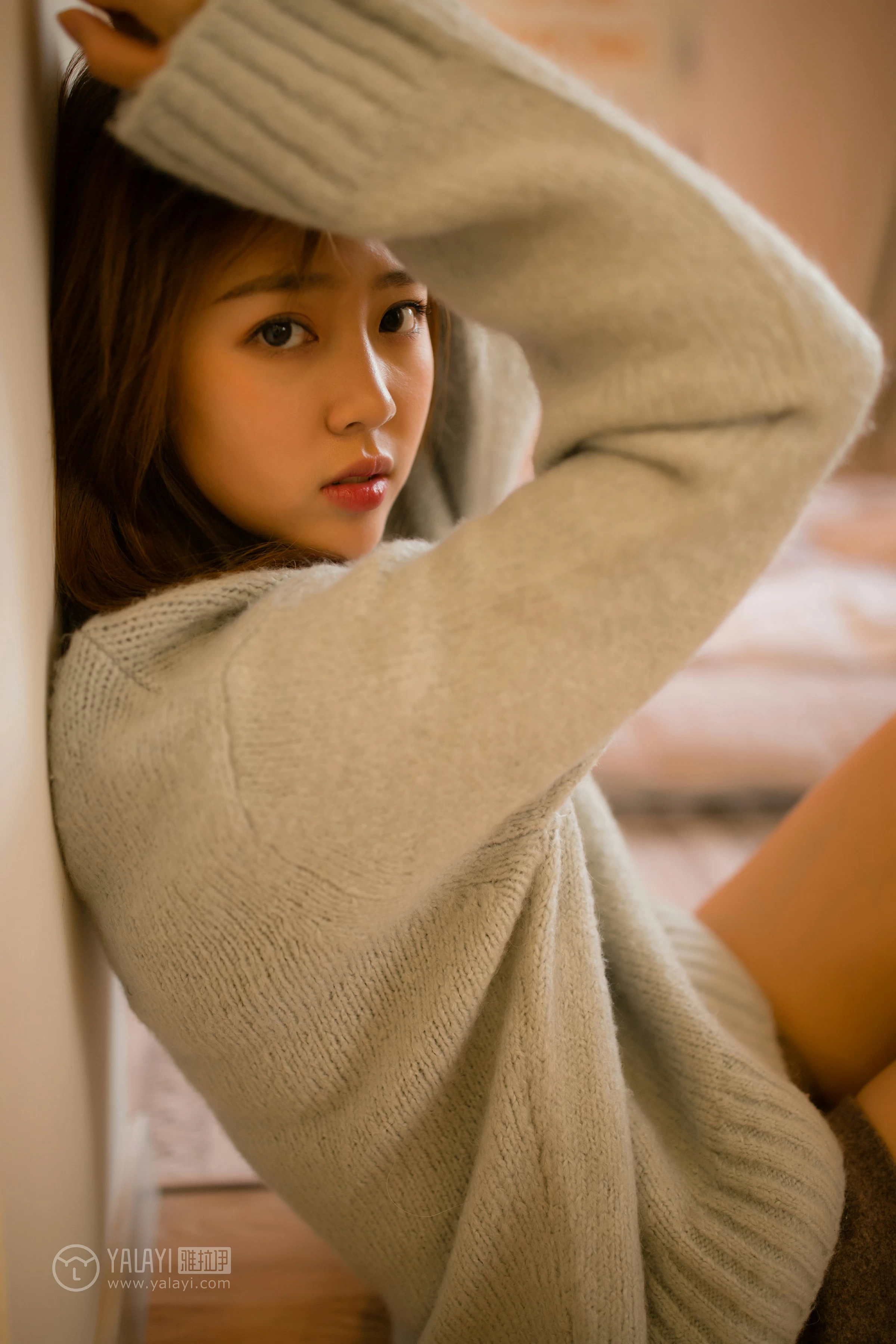 [YALAYI雅拉伊]NO.152 亲爱的同居女友 张雨青 粉色毛衣加灰色短裤性感私房写真集第6张
