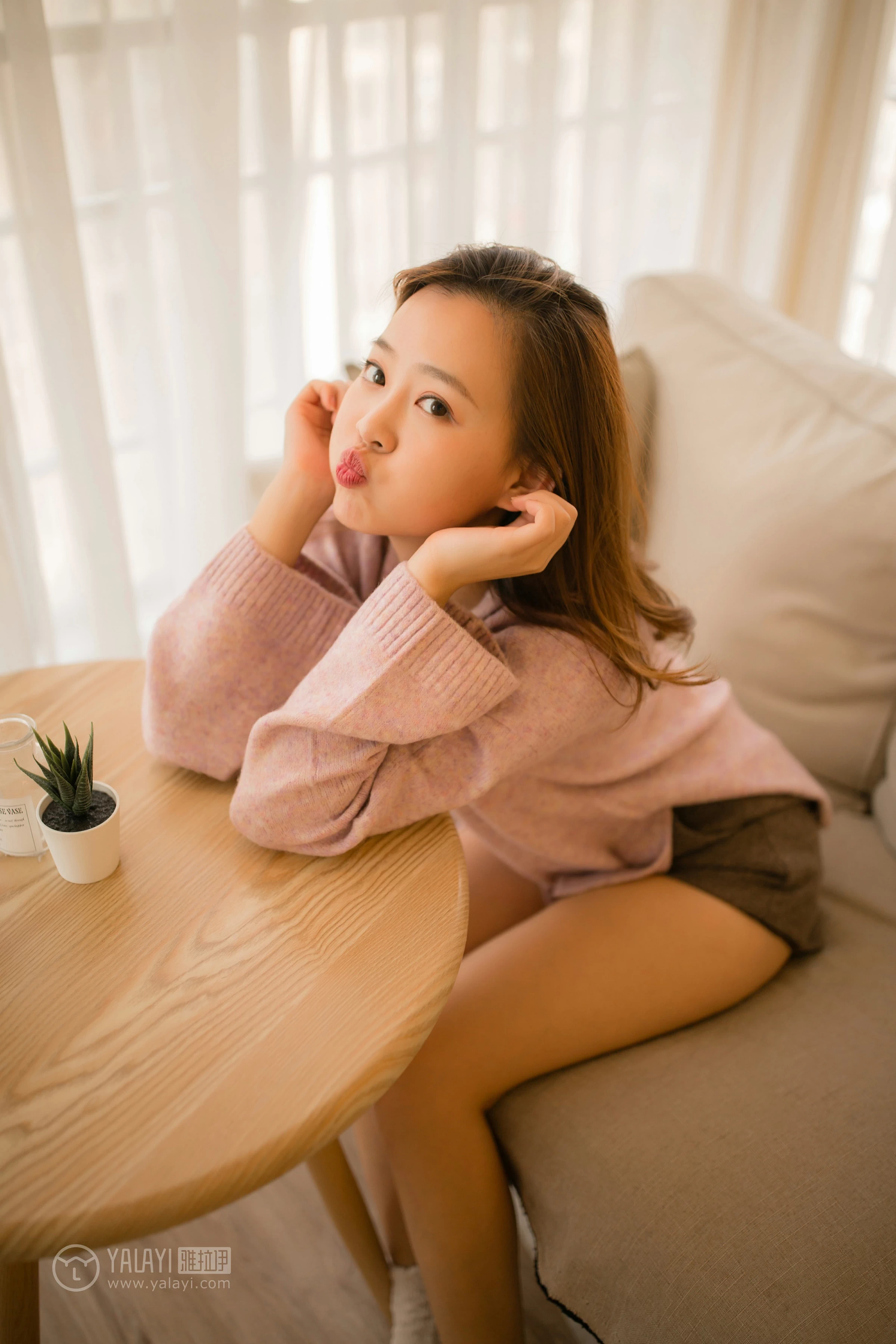 [YALAYI雅拉伊]NO.152 亲爱的同居女友 张雨青 粉色毛衣加灰色短裤性感私房写真集第9张