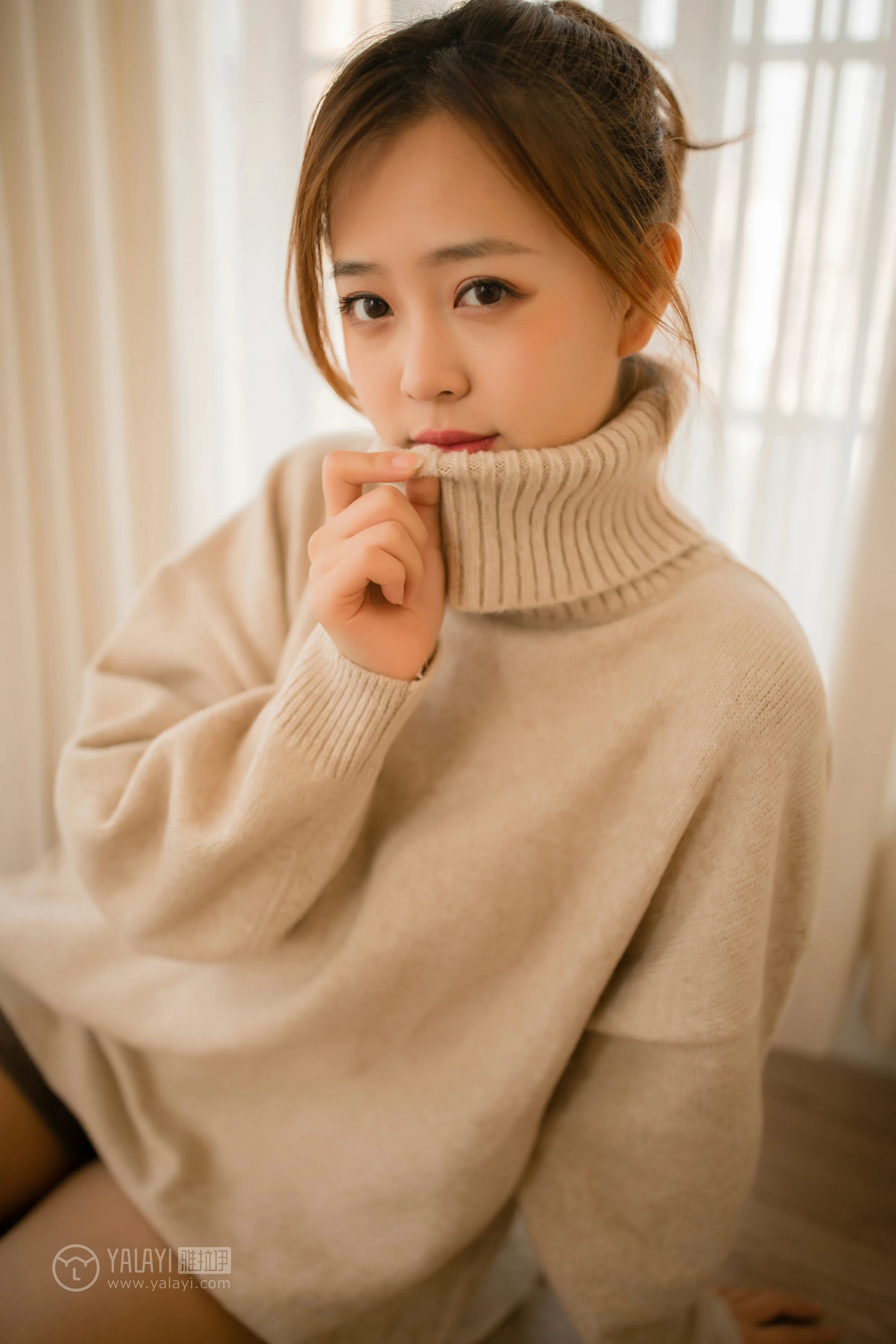 [YALAYI雅拉伊]NO.152 亲爱的同居女友 张雨青 粉色毛衣加灰色短裤性感私房写真集第16张