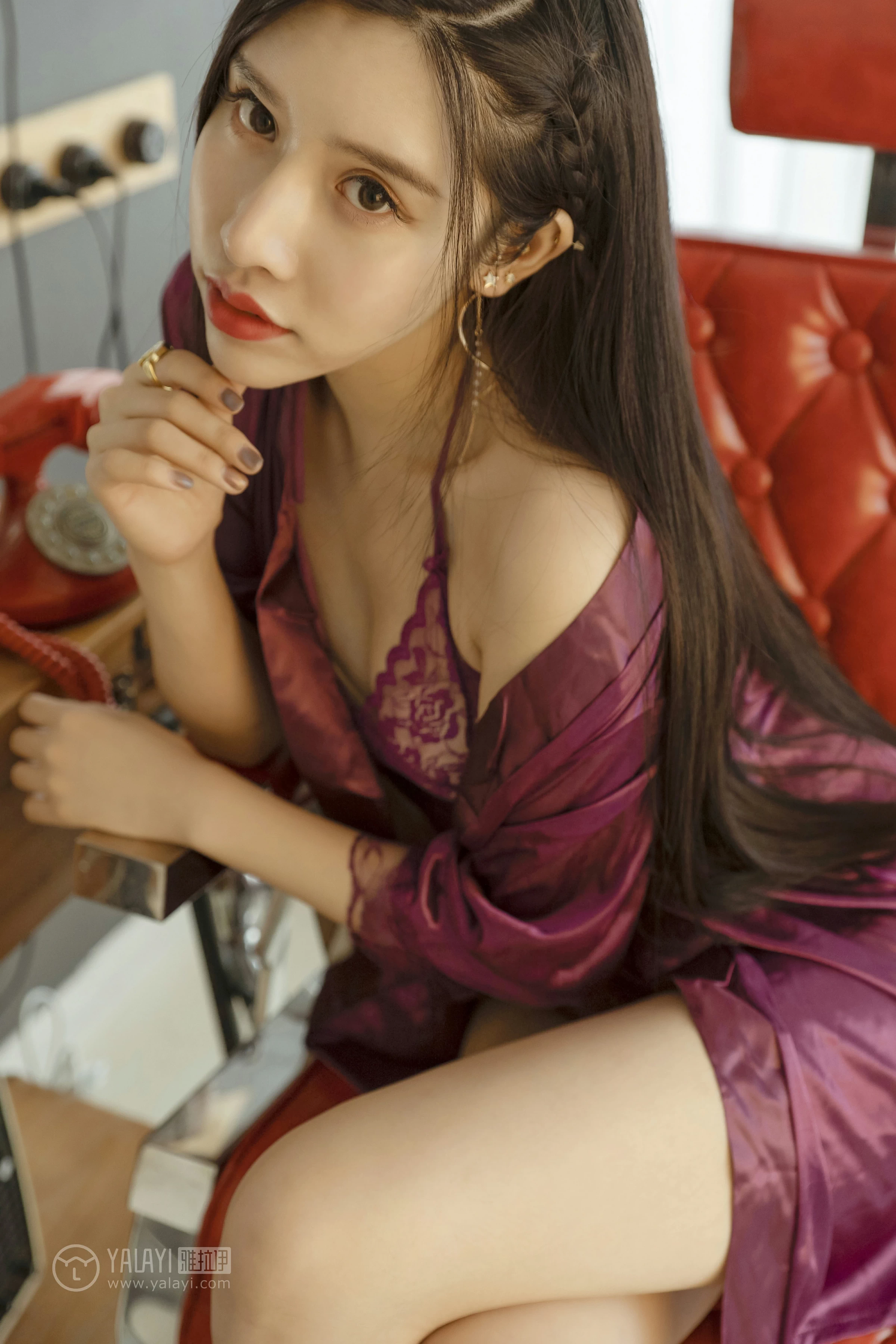 [YALAYI雅拉伊]NO.153 长腿女郎 颖莹 紫色真丝睡衣加透视蕾丝情趣内衣性感私房写真集第3张