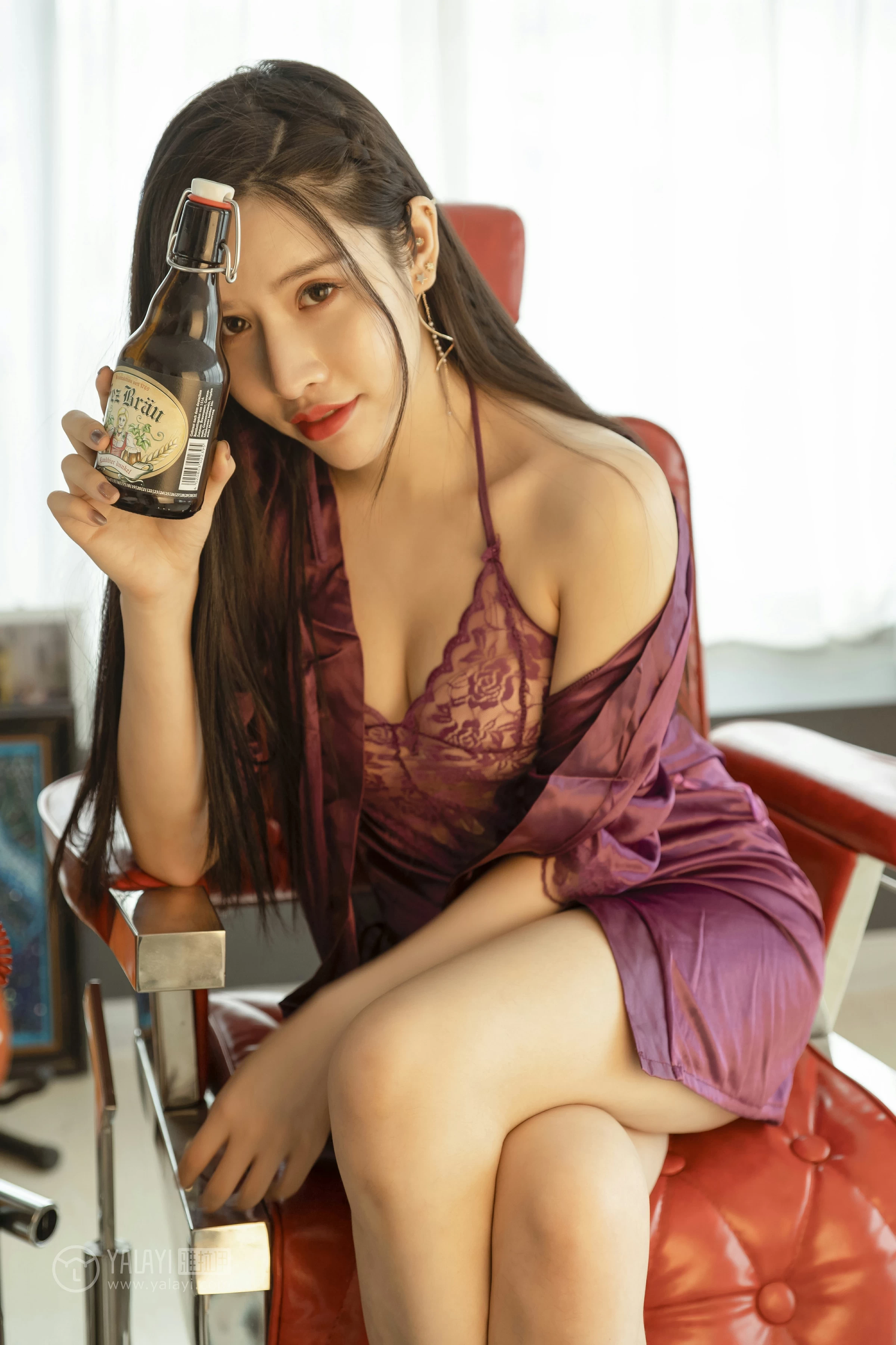 [YALAYI雅拉伊]NO.153 长腿女郎 颖莹 紫色真丝睡衣加透视蕾丝情趣内衣性感私房写真集第4张