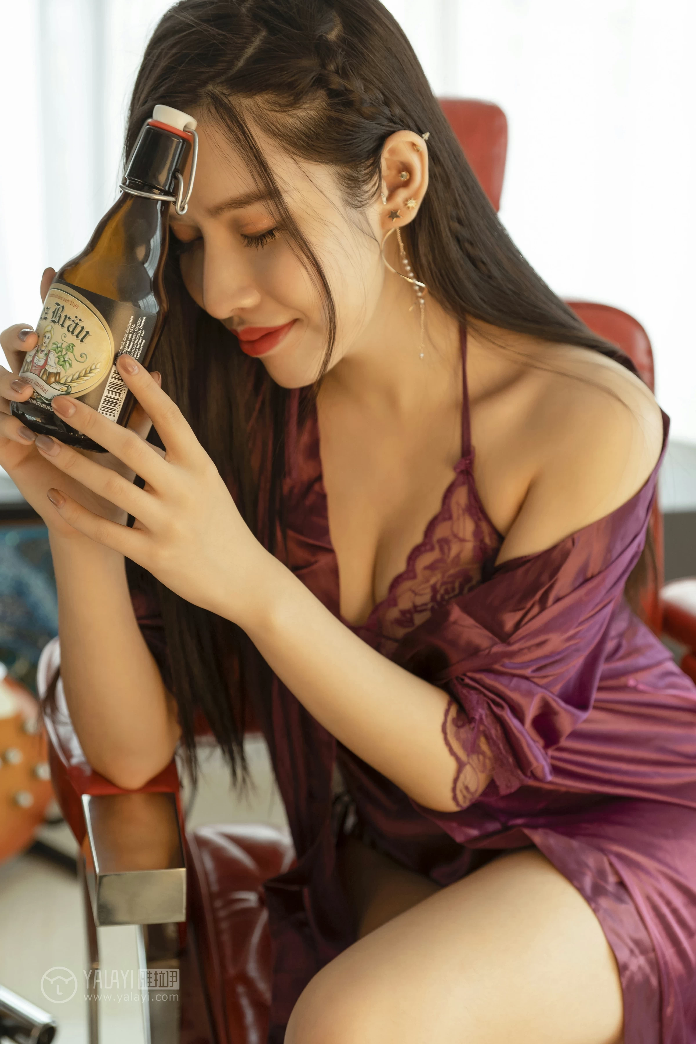 [YALAYI雅拉伊]NO.153 长腿女郎 颖莹 紫色真丝睡衣加透视蕾丝情趣内衣性感私房写真集第5张