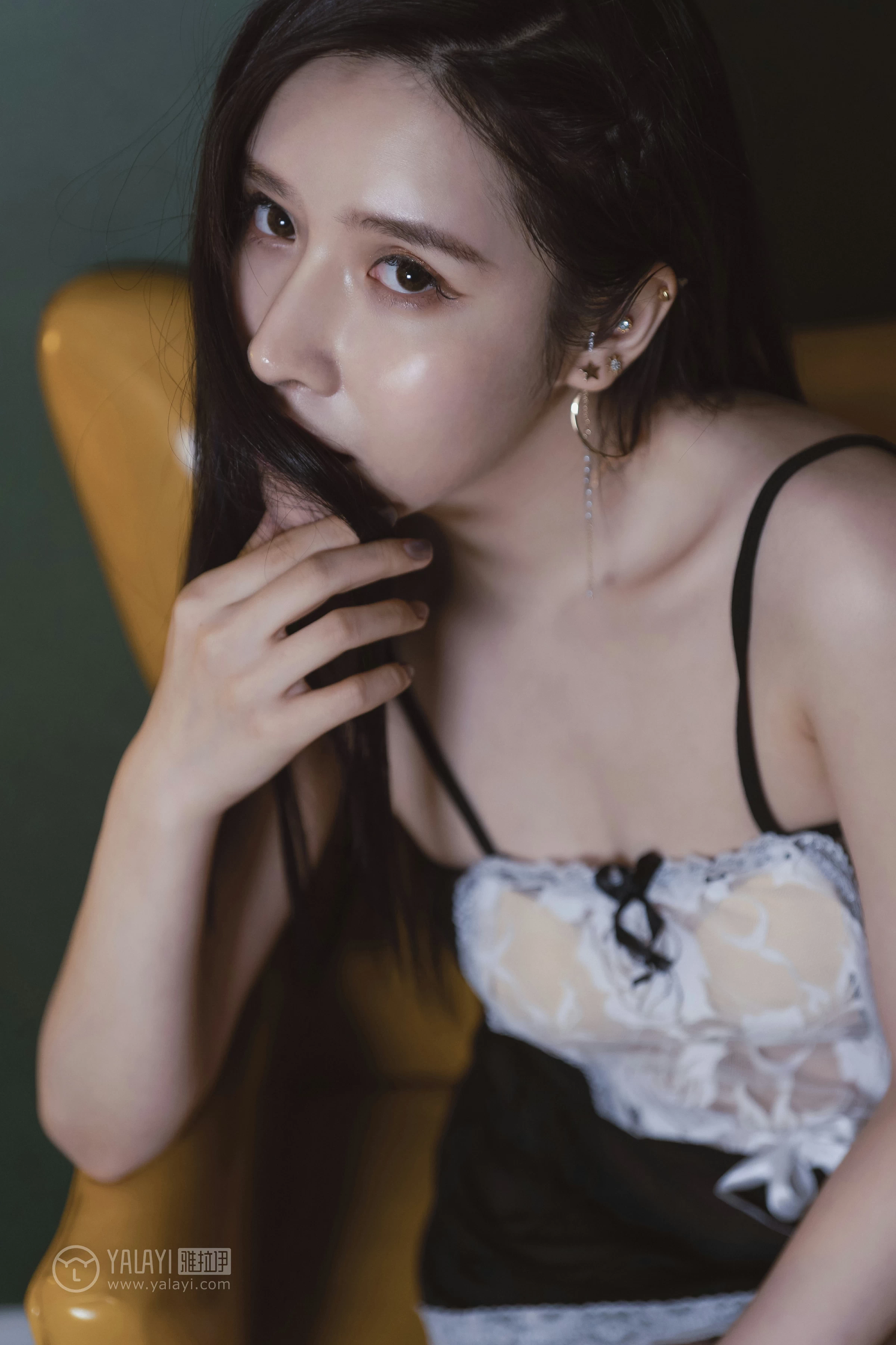 [YALAYI雅拉伊]NO.143 黑咖啡 颖莹 黑色吊带透视女仆制服裙性感私房写真集第11张