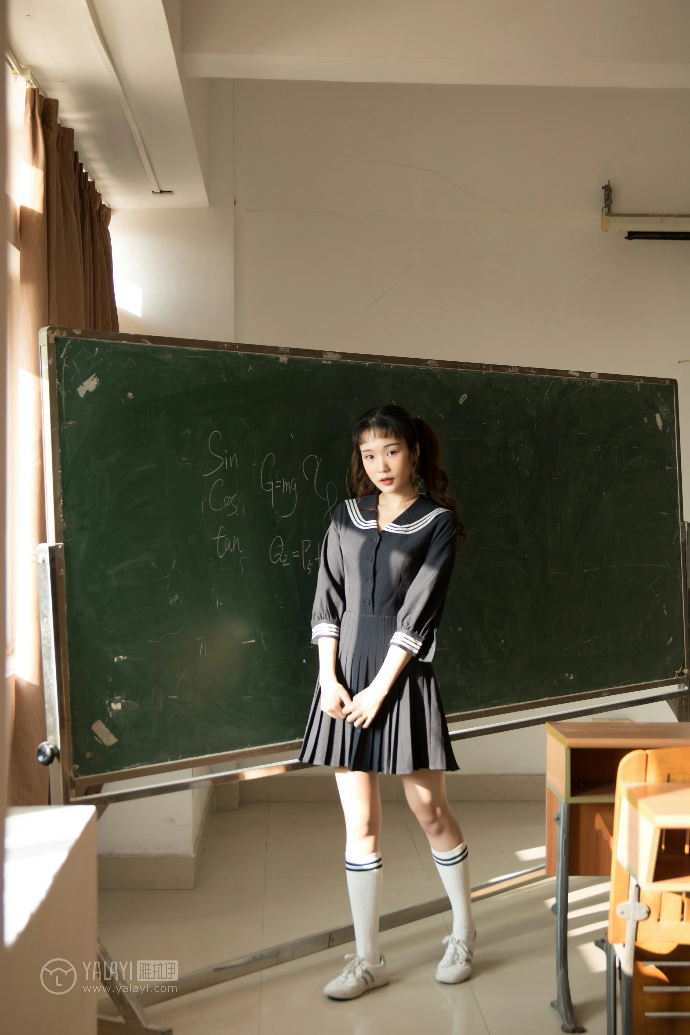 [YALAYI雅拉伊]NO.147 等 奥莉 黑色高中女生制服裙清纯可爱私房写真集第5张